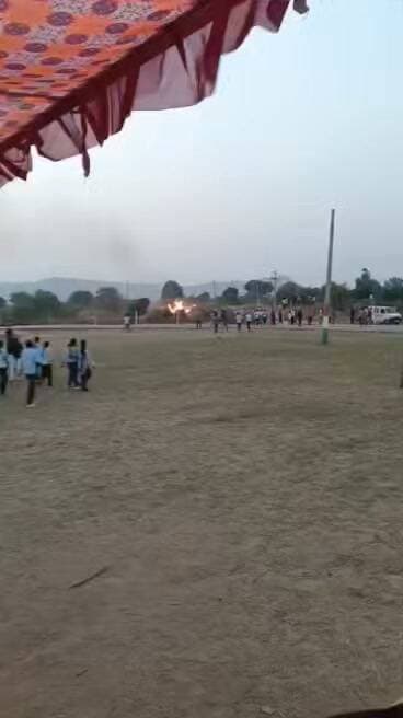नीमराना के दोसौद में चल रहे एथलेटिक्स प्रतियोगिता के पास लगी कड़बी में आग शारीरिक शिक्षकों, ग्रामीणों के सहयोग व प्रतियोगिता में खड़े पानी के टैंकर से पाया गया काबू।