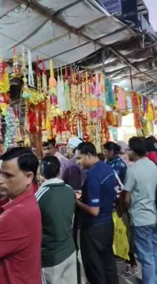#बहरोड़। नवरात्र को लेकर बाजारों में उमड़ी रौनक, माता के भक्तों ने जमकर की खरीदारी। 🌺🙏
माता की चुनरी, पूजा सामग्री और व्रत से जुड़े सामान की दुकानों पर महिलाओं सहित श्रद्धालुओं की भीड़ नजर आई। नवरात्र की तैयारियों के बीच बाजारों में बढ़ी चहल-पहल, दुकानदारों के चेहरे भी खिले।
#नवरात्र #बहरोड़ #Navratri2026 #BN_News