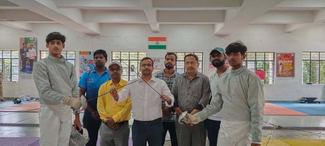 *प्रेस विज्ञप्ति*
*पूर्वी चंपारण में एकलव्य केंद्र और खेलो इंडिया सेंटर के बच्चों के बीच रोमांचक चयन प्रतियोगिता संपन्न*
मोतिहारी 10 अक्टूबर 2026।
खेल विभाग, बिहार सरकार तथा बिहार राज्य खेल प्राधिकरण पटना के वार्षिक खेल कार्यक्रम 2026-27 के अंतर्गत जिला प्रशासन, पूर्वी चंपारण (मोतिहारी) के द्वारा आज एकलव्य केंद्र (बांका एवं बेतिया) तथा खेलो इंडिया स्मॉल लेवल सेंटर (मोतिहारी) के प्रतिभावान तलवारबाजी खेल विद्या के खिलाड़ियों के बीच खेल भवन मोतिहारी में चयन ट्रायल आयोजित की गई।
प्रतियोगिता का शुभारंभ जिला खेल पदाधिकारी-सह- वरीय उप समाहर्ता श्री विकास कुमार द्वारा दीप प्रज्वलित कर किया गया। इस अवसर पर उन्होंने खिलाड़ियों का उत्साहवर्धन करते हुए उन्हें खेल भावना के साथ उत्कृष्ट प्रदर्शन करने के लिए प्रेरित किया।
इस विशेष चयन प्रतियोगिता में बेतिया और बांका स्थित एकलव्य केंद्रों तथा पूर्वी चंपारण के खेलो इंडिया स्मॉल सेंटर के खिलाड़ियों ने पूरी ऊर्जा और जोश के साथ भाग लिया और अपनी खेल प्रतिभा का शानदार प्रदर्शन किया। प्रतियोगिता के दौरान चयनित होने वाले खिलाड़ी आगामी राज्य स्तरीय विद्यालय खेल प्रतियोगिता में अपनी सहभागिता सुनिश्चित करेंगे।
*आज का परिणाम इस प्रकार है:-*
अंडर 17 बालक फायल स्पर्धा में
कृष कुमार खेलो इंडिया स्मॉल सेंटर मोतीहारी, प्रिंस कुमार एकलव्य बांका, अंडर 17 सेवर बालक में भास्कर पांडे खेलो इंडिया मोतिहारी, आयुष कुमार खेलो इंडिया मोतिहारी, अभिषेक कुमार पाल एकलव सेंटर बेतिया, बिट्टू कुमार एकलव्य केंद्र बांका, अंडर 19 फायल स्पर्धा में उत्कर्ष राज खेलो इंडिया मोतीहारी, साद एकलव्य बांका, परवेज आलम एकलव्य बिटिया, अंडर-19 में सेवर स्पर्धा मनु कुमार आदविक कुमार खेलो इंडिया सेंटर मोतीहारी, आकाश कुमार एकलव्य सेंटर बेतिया, निरंजन कुमार एकलव्य केंद्र बांका, अंडर 14 बालक फायल स्पर्धा में अभिनव राज खेलो इंडिया मोतीहारी, शुभम कुमार महतो खेलो इंडिया सेंटर मोतीहारी, पीयूष राज एकलव्य केंद्र बांका, अंडर 14 ईपी स्पर्धा में अभिषेक कुमार एकलव्य सेंटर बेतिया, पीयूष कुमार खेलो इंडिया मोतिहारी, मोनू कुमार एकलव्य सेंटर बेतिया, दिव्यराज खेलो इंडिया मोतीहारी, एवं अंदर-14 सेवर स्पर्धा में शनि कुमार राजपूत एकलव्य बांका, सम्राट कुमार खेलो इंडिया मोतीहारी, अर्णव कुमार खेलो इंडिया मोतिहारी का चयन किया गया
प्रतियोगिता को निष्पक्ष, सुचारू और सफल बनाने में तकनीकी पदाधिकारी के रूप में बिहार राज्य खेल प्राधिकरण के प्रशिक्षक श्री अंकित कुमार गजविये और श्री राजन कुमार ने अपनी महत्वपूर्ण भूमिका निभाई, जिनके कुशल संचालन से यह आयोजन सफलतापूर्वक संपन्न हुआ। इस मौके पर कार्यालय प्रधान लिपिक श्री अरविंद पांडे श्री मनोज कुमार प्रसाद शारीरिक शिक्षा शिक्षक, एवं विभिन्न जिलों के दल प्रभारी के साथ शिक्षकगण उपस्थित रहे।
Information & Public Relations Department, Government of Bihar Sports Authority of India