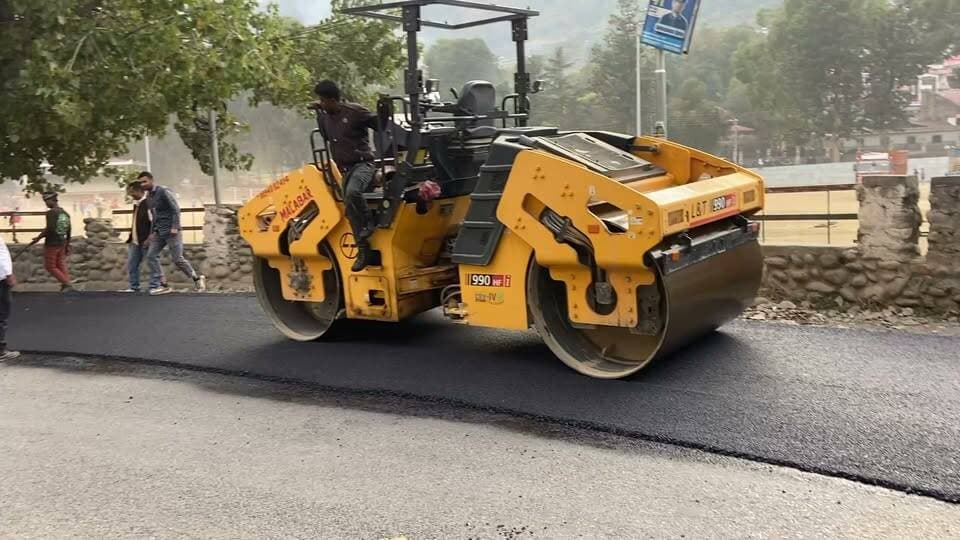 🔺दशहरा की तैयारियां तेज,,,कुल्लू की सड़कों पर टारिंग का कार्य शुरू