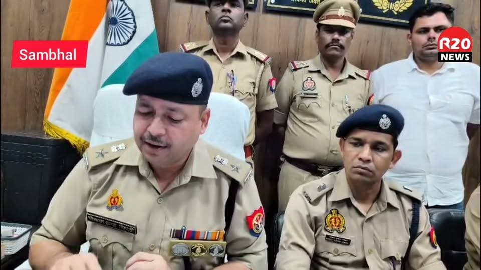 Sambhal गुन्नौर थाना पुलिस ने भीड़भाड़ वाले बाजारों में बच्चों से मोबाइल फोन चोरी कराने वाले गैंग का खुलासा किया है।पुलिस ने एक नाबालिग सहित चार आरोपियों को गिरफ़्तार किया है।जिनके पास से 10 लाख रुपये की कीमत के 42 बरामद किए है। ये गैंग बिहार व झारखंड से बच्चों के लाकर चोरी की बारदात करते थे,