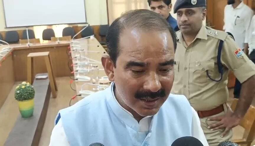 केंद्रीय मंत्री अजय टम्टा, हल्द्वानी काठगोदाम में। कैची धाम के जाम को लेकर पुलिस को दिए यह निर्देश
*केंद्रीय राज्यमंत्री श्री अजय टम्टा ने कैंचीधाम में यातायात व्यवस्था को लेकर सर्किट हाउस काठगोदाम में अधिकारियों की बैठक ली,*
*दिये वैकल्पिक मार्ग व पार्किंग विकसित करने के निर्देश*
*कैंचीधाम में श्रद्धालुओं की सुविधा के लिए प्रवेश-निकास के अलग मार्ग और रानीबाग स्थित भीमताल-नैनीताल तिराहे पर वैली ब्रिज का प्रस्ताव*
*कैंचीधाम में जाम से निजात को वैकल्पिक मार्ग और पार्किंग के प्रस्ताव*