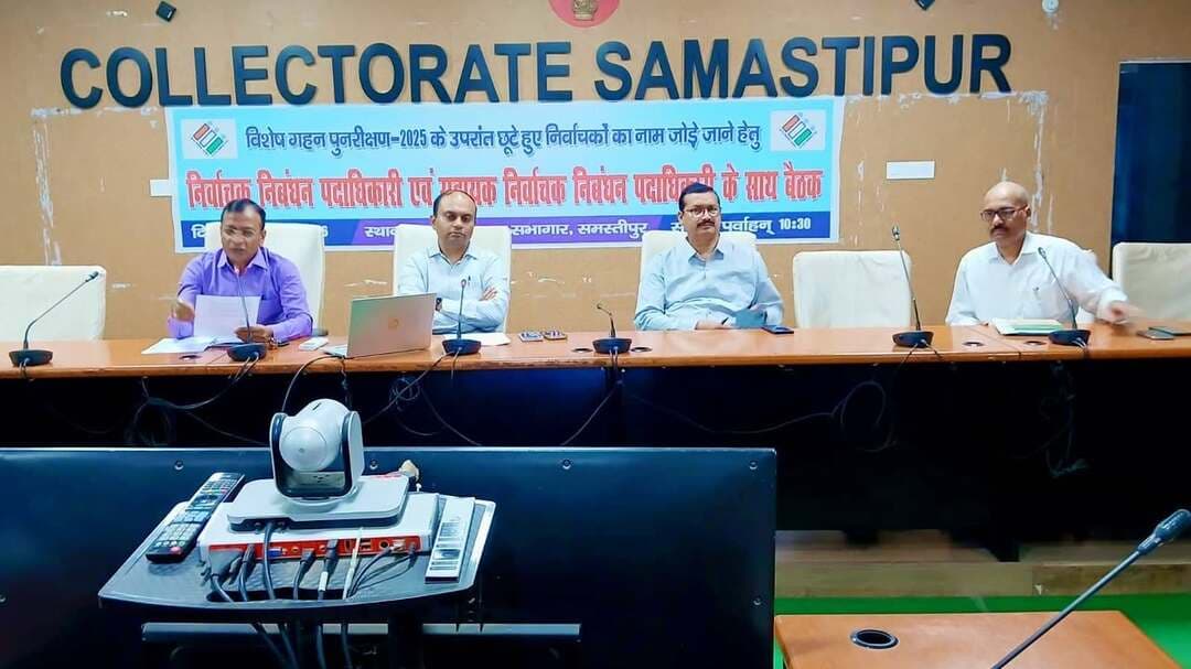 आज दिनांक-10.10.2026 को श्री रोशन कुशवाहा (भा०प्र०से०) जिला निर्वाचन पदाधिकारी- सह-जिला पदाधिकारी, समस्तीपुर द्वारा विशेष गहन पुनरीक्षण के उपरांत छूटे हुए मतदाता का नाम जोड़ने हेतु विशेष अभियान चलाये जाने से संबंधित सभी निर्वाचक निबंधन पदाधिकारी एवं सहायक निर्वाचक निबंधन पदाधिकारी के साथ बैठक कर भारत निर्वाचन आयोग के द्वारा दिये गये निर्देशों का अनुपालन करने हेतु निदेशित किया गया-
कोई मतदाता का अगर किसी कारणवश उनका नाम विशेष गहन पुनरीक्षण के अंतिम प्रकाशित निर्वाचक सूची में नहीं है, उसके बाद सतत् अद्यतीकरण के दौरान आज तक उनका नाम पंजीकृत नहीं किया जा सका है और अगर वे अर्हता पूरी करते है तो उनसे प्रपत्र-6 में आवेदन प्राप्त कर पंजीकरण की कार्रवाई किया जाना है एवं उसकी सूची तैयार कर बी०एल०ओ० द्वारा अपने मतदान केन्द्र के बी०एल०ए० को प्राप्ति के साथ हस्तगत कराना है। इस क्रम में पंजी भी संधारित किया जाना है।
छूटे हुए निर्वाचकों की पहचान वर्तमान मतदाता सूची में करने हेतु विशेष सावधानी की आवश्यकता है क्योंकि विशेष गहन पुनरीक्षण के पूर्व के मतदान केन्द्रों की संख्या मतदान केन्द्रों के युक्तिकरण के कारण बदल गयी है। इस क्रम में सुविधा के लिए विशेष गहन पुनरीक्षण के समय A.S.D सूची निकाल कर बी०एल०ओ० से उन सूचियों का सत्यापन कराएँ एवं उसके आधार पर नाम पंजीकरण की कार्रवाई करें।
सभी विधान सभा क्षेत्रों के मतदान केन्द्रों पर दिनांक-16.10.2026 एवं 17.10.2026 को विशेष कैम्प आयोजित किया जाए। कैम्प में मुख्य कार्यो की विडियोग्राफी भी कराई जाएगी। कैम्प में पर्याप्त संख्या में प्रपत्र 6, 7, 8 एवं पंजी रखना आवश्यक है। इन कैम्पों में फार्म-6 भरने वाले या जिनका नाम वर्तमान मतदाता सूची में है उनका Testimonial तैयार कर जिला निर्वाचन कार्यालय/जिला जनसम्पर्क कार्यालय को भेजें, ताकि मुख्य निर्वाचन पदाधिकारी, बिहार के कार्यालय को भेजा जा सके।
इस कार्य में बी०एल०ओ० पर्यवेक्षक की सक्रिय भागीदारी सुनिश्चित कराना है। वे बी०एल०ओ० के कार्य का प्रतिदिन अनुश्रवण करेंगे एवं बी०एल०ओ० द्वारा संधारित किये जा रहे पंजी का निरीक्षण करेंगे।
कैम्प के दिन मतदान केन्द्रों पर निर्वाचक निबंधन पदाधिकारी / सहायक निर्वाचक निबंधन पदाधिकारी स्वयं भ्रमण कर बी०एल०ओ० के कार्य का निरीक्षण एवं अनुश्रवण करने हेतु निदेशित किया गया।
उक्त बैठक में सभी निर्वाचक निबंधन पदाधिकारी / सहायक निर्वाचक निबंधन पदाधिकारी एवं उप निर्वाचन पदाधिकारी, समस्तीपुर एवं अन्य पदाधिकारी उपस्थित थे।
#districtadministrationsamastipur
#highlightseveryone
#CMSamrat
#samratchoudhary
#मतदाता_सूची
#विशेष_अभियान
#मतदाता_पंजीकरण
#Form6
CMO Bihar
Chief Electoral Officer, Bihar
Information & Public Relations Department, Government of Bihar
