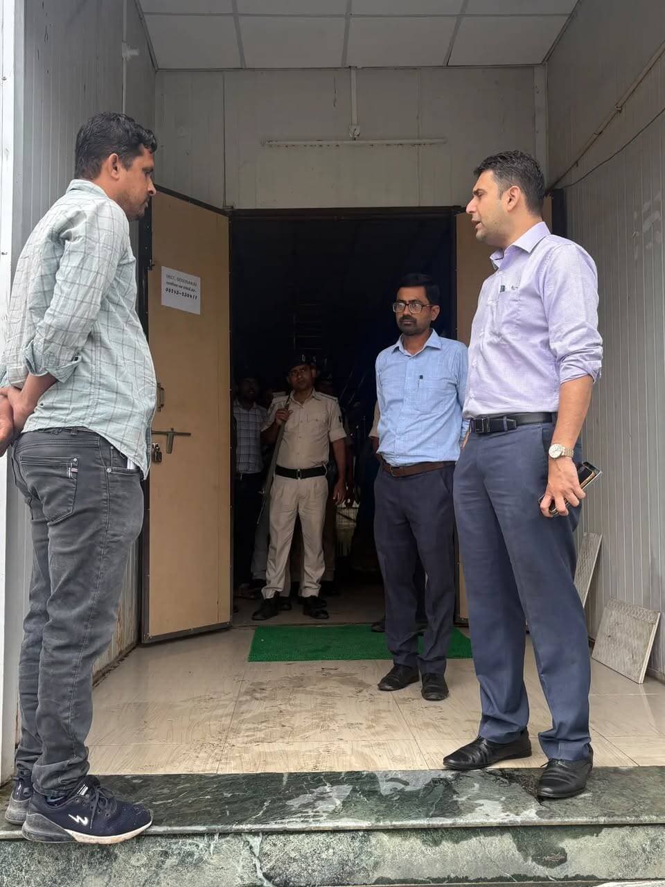 जिला पदाधिकारी श्री रिची पाण्डेय ने डीआरसीसी, बेगूसराय का औचक निरीक्षण कर कार्य-व्यवस्था, कर्मियों की उपस्थिति, साफ-सफाई एवं निर्माण कार्यों की समीक्षा की।
उन्होंने बिना सूचना अनुपस्थित कर्मी से स्पष्टीकरण पूछने एवं वेतन बंद करने का निर्देश दिया। उन्होंने निर्माण कार्यों में गुणवत्ता, समयबद्ध पूर्णता, स्वच्छता एवं कार्यालयी अनुशासन सुनिश्चित करने का निर्देश देते हुए लापरवाही पर कड़ी कार्रवाई की चेतावनी दी।
IPRD Bihar
#begusarai
#samratchoudhary