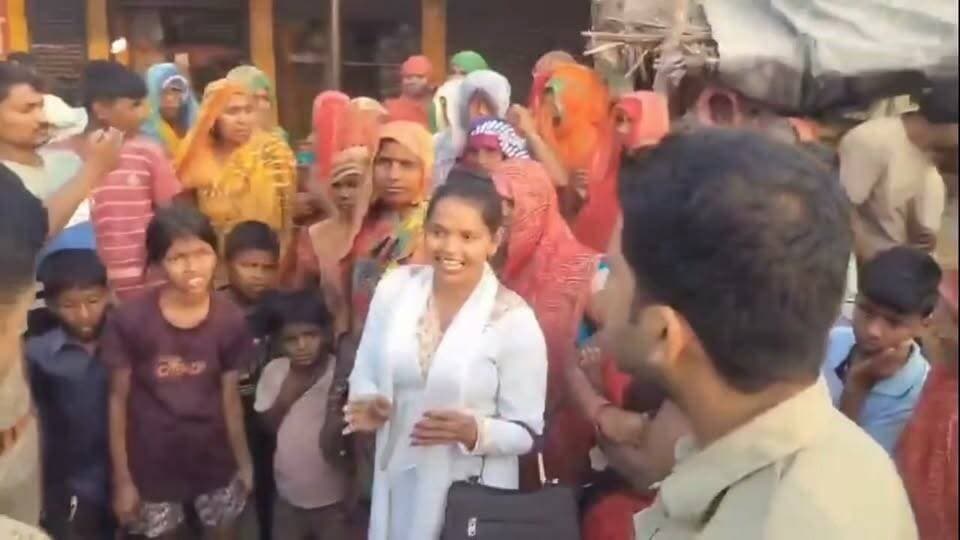 #घूरपुर क्षेत्र में शराब की दुकान पर महिलाओं का फूटा गुस्सा, बंद कराने को लेकर किया हंगामा - वीडियो वायरल
प्रयागराज / घूरपुर।
घूरपुर थाना क्षेत्र के बड़ा कंजासा गांव में शराब की दुकान बंद कराने को लेकर महिलाओं ने जोरदार हंगामा किया। महिलाएं एकजुट होकर सड़क पर उतर आईं और दुकान बंद करने की मांग को लेकर विरोध प्रदर्शन किया। इसका वीडियो सोशल मीडिया पर वायरल हो रहा है।
बताया जा रहा है कि गांव में शराब की दुकान को लेकर महिलाएं लंबे समय से परेशान थीं। आए दिन शराबियों के कारण विवाद होता था। इसी से नाराज होकर महिलाओं ने मोर्चा खोल दिया।
सूचना पर घूरपुर पुलिस मौके पर पहुंची और महिलाओं को समझा-बुझाकर शांत कराया। पुलिस ने महिलाओं से प्रार्थना पत्र लेकर जांच शुरू कर दी है।
#Prayagraj #Ghurpur #LiquorShop #WomenProtest #ViralVideo #PrayagrajNews #UPNews