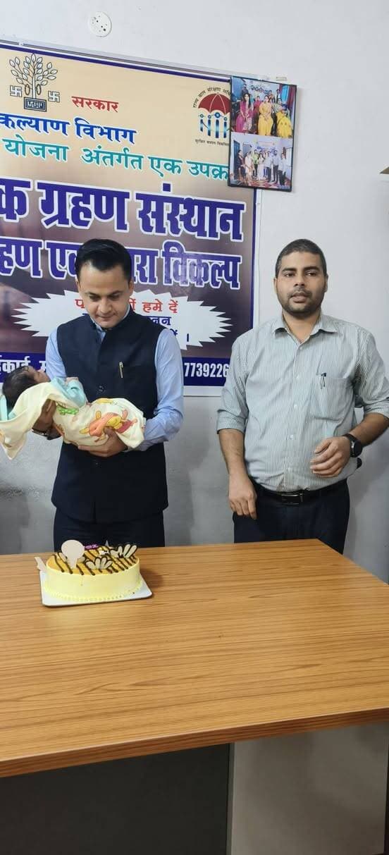 डीएम की संवेदनशील पहल से नवजात बच्ची के पुनर्वास की प्रक्रिया शुरू, विशिष्ट दत्तक ग्रहण संस्थान में हुआ स्वागत
जिला पदाधिकारी श्री आनंद शर्मा ने स्वयं केक काटकर बच्ची का किया स्वागत, बच्ची को सुरक्षित वातावरण एवं स्थायी विधिक परिवार उपलब्ध कराने की दिशा में पहल
~~~~~~~~~~~~~~~
मधुबनी
जिला पदाधिकारी श्री आनंद शर्मा की संवेदनशील पहल एवं त्वरित संज्ञान से एक नवजात बच्ची को सुरक्षित संरक्षण उपलब्ध कराया गया है। बच्ची को आज बिस्फी प्रखंड अंतर्गत औसी थाना क्षेत्र के जीरो माइल के समीप से प्राप्त सूचना के आलोक में विशिष्ट दत्तक ग्रहण संस्थान, मधुबनी लाया गया। इस अवसर पर जिला पदाधिकारी ने स्वयं केक काटकर बच्ची का हर्षोल्लास के साथ स्वागत किया तथा उसके सुरक्षित भविष्य के प्रति अपनी संवेदनशीलता व्यक्त की।
विदित हो कि दिनांक 9 अक्टूबर 2026 को एक स्थानीय ग्रामीण द्वारा जिला पदाधिकारी को सूचना दी गई थी कि उक्त क्षेत्र में एक बच्ची को फेंक दिया गया है। सूचना प्राप्त होते ही जिला पदाधिकारी ने मामले को गंभीरता से लेते हुए त्वरित कार्रवाई के निर्देश दिए। इसके उपरांत बच्ची को सुरक्षित संरक्षण प्रदान करते हुए विशिष्ट दत्तक ग्रहण संस्थान, मधुबनी लाया गया, जहां उसकी देखभाल एवं संरक्षण की व्यवस्था की गई है।
जिला पदाधिकारी की इस मानवीय पहल से बच्ची के पुनर्वास तथा उसे एक स्थायी विधिक परिवार उपलब्ध कराने की प्रक्रिया प्रारंभ हो गई है। निर्धारित कानूनी प्रावधानों एवं प्रक्रियाओं के अनुरूप आगे की कार्रवाई की जाएगी, ताकि बच्ची को सुरक्षित एवं बेहतर भविष्य मिल सके।
जिला पदाधिकारी ने आमजन से अपील की है कि किसी भी बच्चे को असहाय अवस्था में न छोड़ें। यदि किसी को कोई बच्चा परित्यक्त अथवा संकटग्रस्त अवस्था में मिलता है, तो इसकी सूचना तत्काल जिला प्रशासन, पुलिस या बाल संरक्षण इकाई को दें, ताकि बच्चे को समय पर सुरक्षा एवं आवश्यक देखभाल उपलब्ध कराई जा सके।
#MadhubaniFirst