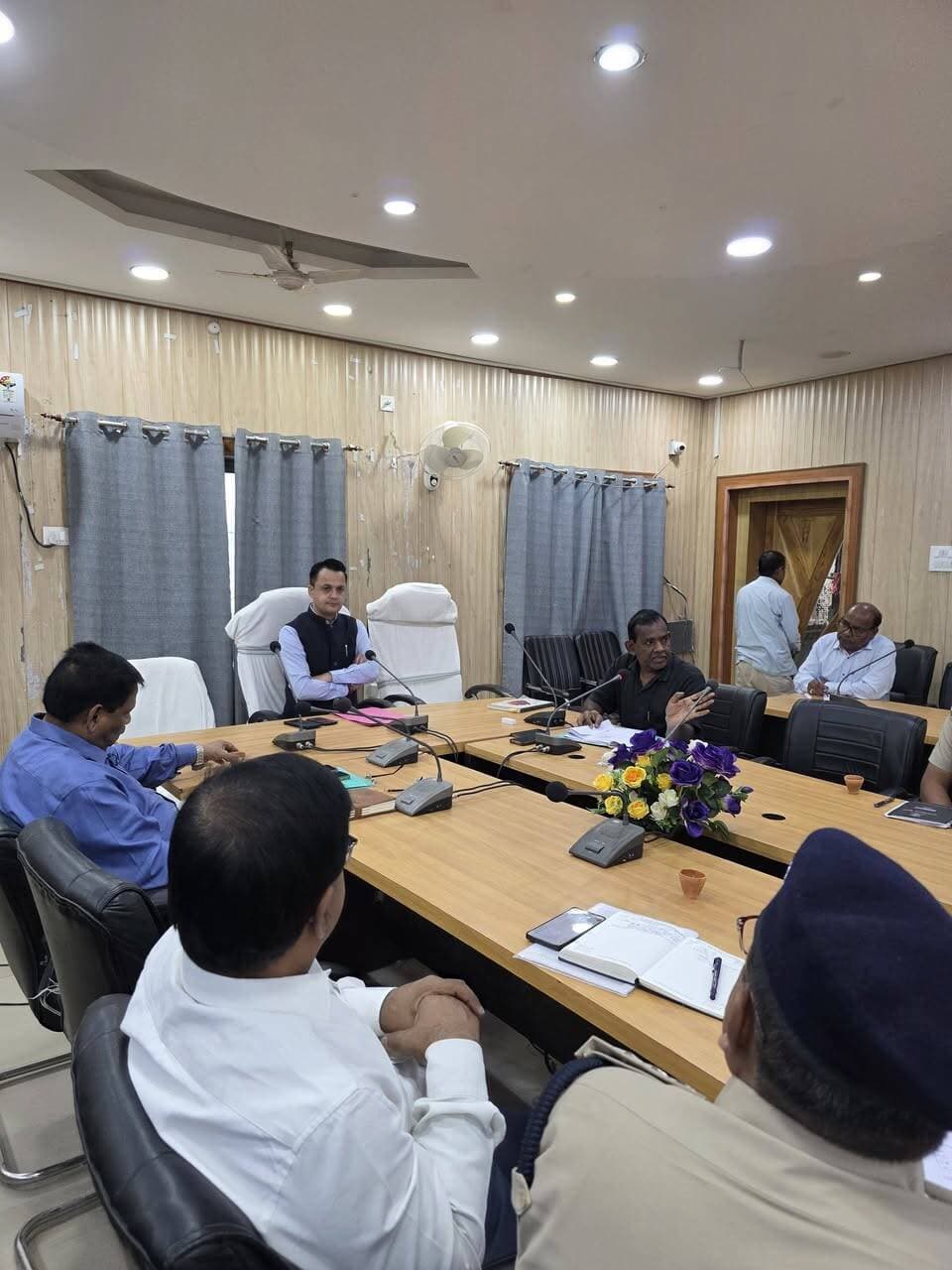सड़क सुरक्षा पर डीएम सख्त, नियम तोड़ने वालों पर होगी कार्रवाई:
आम लोगों की सुरक्षा से समझौता नहीं, यातायात नियमों का उल्लंघन पड़ेगा महंगा:डीएम; स्कूली वाहनों से लेकर निजी एंबुलेंस तक पर प्रशासन की कड़ी नजर
~~~~~~~~~~~~~~~
मधुबनी।
10 अक्टूबर,2026
सड़क दुर्घटनाओं पर प्रभावी अंकुश लगाने, यातायात व्यवस्था को सुगम, सुरक्षित, सुव्यवस्थित बनाने तथा आम लोगों को मोटर वाहन अधिनियम के प्रति जागरूक करने के उद्देश्य से जिला पदाधिकारी श्री आनंद शर्मा की अध्यक्षता में समाहरणालय सभागार में जिला सड़क सुरक्षा समिति की बैठक की गई। बैठक में सड़क सुरक्षा, यातायात प्रबंधन, सार्वजनिक स्थलों पर मूलभूत सुविधाओं की उपलब्धता, वाहनों के निर्धारित मार्गों पर परिचालन तथा स्वच्छता सहित विभिन्न महत्वपूर्ण विषयों की समीक्षा की गई। समिति के सदस्यों से प्राप्त फीडबैक एवं सुझावों के आधार पर जिलाधिकारी ने संबंधित पदाधिकारियों को आवश्यक कार्रवाई सुनिश्चित करने का निर्देश दिया। उन्होंने स्पष्ट किया कि सड़क सुरक्षा एवं आम नागरिकों की सुविधा से जुड़े मामलों में किसी भी प्रकार की लापरवाही बर्दाश्त नहीं की जाएगी।
बैठक में सदस्यों ने रेलवे स्टेशन के निकट पुराने बस स्टैंड में मूलभूत जनसुविधाओं के अभाव तथा यत्र-तत्र कूड़ा-कचरा जमा रहने से उत्पन्न दुर्गंध और आम लोगों को होने वाली परेशानियों की ओर ध्यान आकृष्ट कराया। इस पर जिलाधिकारी ने जिला परिवहन पदाधिकारी, सिविल सर्जन एवं नगर आयुक्त की संयुक्त टीम गठित कर स्थल का निरीक्षण करने तथा विस्तृत प्रतिवेदन प्रस्तुत करने का निर्देश दिया। उन्होंने कहा कि जांच में दोषी पाए जाने वाले संबंधित व्यक्ति के विरुद्ध सार्वजनिक उपद्रव के मामले में नियमानुसार नोटिस जारी कर आवश्यक कार्रवाई की जाए, ताकि आम नागरिकों के लिए बुनियादी सुविधाएं सुनिश्चित हो सकें।
जिलाधिकारी ने स्कूली वाहनों के परिचालन में निर्धारित मानक संचालन प्रक्रिया का कड़ाई से अनुपालन सुनिश्चित कराने का निर्देश दिया। उन्होंने कहा कि बच्चों की सुरक्षा सर्वोच्च प्राथमिकता है। निर्धारित मानकों का उल्लंघन करने वाले विद्यालयों को नोटिस जारी कर नियमानुसार कार्रवाई की जाए।
बैठक में सदर अस्पताल के सामने अनधिकृत रूप से निजी एंबुलेंस खड़ी किए जाने से सड़क पर जाम लगने तथा मरीजों एवं आम लोगों को होने वाली परेशानी का मामला भी आया। जिलाधिकारी ने जिला परिवहन पदाधिकारी एवं यातायात उपाधीक्षक को यातायात नियमों का उल्लंघन करने वालों के विरुद्ध कार्रवाई करने का निर्देश दिया। सिविल सर्जन ने बताया कि जिले में 59 सरकारी एंबुलेंस उपलब्ध हैं, जिनके माध्यम से मरीजों को आवश्यक चिकित्सा सुविधाएं उपलब्ध कराई जा रही हैं।
शहर की यातायात व्यवस्था को अधिक सुव्यवस्थित बनाने के लिए पूरे शहर को आठ जोन में पूर्व मे ही विभाजित किया गया है। इसके तहत 1,586 वाहनों पर स्टिकर लगाकर उनके परिचालन के लिए मार्ग निर्धारित किए गए हैं। बैठक में सदस्यों ने बताया कि कुछ वाहन बिना नंबर अथवा बिना निर्धारित स्टिकर के भी परिचालित हो रहे हैं। इस पर जिलाधिकारी ने शहर में वाहनों की संख्या एवं परिचालन क्षमता का आकलन करने, वाहनों पर स्टिकर लगाने तथा रैंडमाइजेशन के माध्यम से निर्धारित रूट के अनुसार परिचालन सुनिश्चित करने का निर्देश दिया। इससे अनावश्यक जाम पर नियंत्रण रखने और यातायात व्यवस्था को सुचारु बनाने में मदद मिलेगी।
बैठक में रहिका, कलुआही सहित अन्य क्षेत्रों में स्थानीय व्यक्तियों द्वारा टेंपो चालकों से कथित अवैध वसूली किए जाने का मामला आया । जिलाधिकारी ने जिला परिवहन पदाधिकारी एवं यातायात उपाधीक्षक को मामले की जांच कर प्रतिवेदन देने का निर्देश दिया। उन्होंने कहा कि ऐसे मामलों में साक्ष्य संकलित कर प्रस्तुत किए जाएं, ताकि दोषियों के विरुद्ध त्वरित एवं प्रभावी कार्रवाई की जा सके।
शहर को स्वच्छ, सुंदर रखने के लिए जिलाधिकारी ने घर-घर कचरा संग्रहण व्यवस्था नियमित रूप से जारी रखने तथा सार्वजनिक स्थलों पर कचरा फेंकने वालों के विरुद्ध जुर्माना लगाने का निर्देश दिया। नगर निगम के अधिकारियों को रात्रिकालीन सफाई व्यवस्था सुदृढ़ करने तथा शहर की नियमित साफ-सफाई सुनिश्चित करने को कहा गया।
आगामी पर्व-त्योहारों के दौरान सड़कों पर संभावित भीड़ को देखते हुए विशेष यातायात प्लानि तैयार करने, वैकल्पिक मार्ग निर्धारित करने तथा आवश्यक स्थानों पर यातायात बल की तैनाती सुनिश्चित करने का निर्देश भी दिया गया।
सड़क दुर्घटनाओं की आशंका वाले स्थलों को चिह्नित कर वहां आवश्यक साइनेज, स्पीड ब्रेकर एवं प्रकाश व्यवस्था सुनिश्चित करने पर भी बल दिया गया।
जिलाधिकारी ने मोटर वाहन अधिनियम के प्रभावी क्रियान्वयन के लिए विशेष टीम गठित कर सघन वाहन जांच अभियान चलाने का निर्देश दिया। यातायात नियमों का उल्लंघन करने वालों के विरुद्ध अधिनियम की सुसंगत धाराओं के तहत जुर्माना सहित नियमानुसार कार्रवाई की जाएगी। उन्होंने आम लोगों को जागरूक करने के लिए प्रमुख स्थलों पर होर्डिंग लगाने तथा नुक्कड़ नाटकों के माध्यम से सड़क सुरक्षा संबंधी संदेश प्रचारित करने की कार्ययोजना तैयार कर प्रस्तुत करने को कहा।
जिलाधिकारी ने सड़क सुरक्षा के प्रति जन-जागरूकता बढ़ाने पर विशेष जोर दिया। सड़क दुर्घटनाओं से बचाव के लिए आम नागरिकों एवं वाहन चालकों को निम्नलिखित सावधानियां बरतनी चाहिए।
क्या करें
~~~~~
-दोपहिया वाहन चलाते समय हेलमेट तथा चारपहिया वाहन में सीट बेल्ट का अनिवार्य रूप से प्रयोग करें।
-निर्धारित गति सीमा का पालन करें तथा यातायात संकेतों और सड़क चिह्नों का सम्मान करें।
-वाहन चलाते समय पर्याप्त दूरी बनाए रखें और मोड़, चौराहे तथा भीड़भाड़ वाले क्षेत्रों में विशेष सावधानी बरतें।
-वाहन चलाते समय मोबाइल फोन का उपयोग न करें और थकान अथवा नींद आने पर वाहन रोक दें।
-पैदल सड़क पार करते समय जेब्रा क्रॉसिंग का उपयोग करें तथा सड़क पार करने से पहले दोनों ओर देखकर सुनिश्चित करें कि रास्ता सुरक्षित है।
-दुर्घटना होने पर तत्काल पुलिस एवं एंबुलेंस को सूचना दें और घायलों को आवश्यक सहायता उपलब्ध कराने में सहयोग करें।
क्या न करें
~~~~~~~~~~
-तेज गति, गलत दिशा में वाहन चलाने अथवा खतरनाक ढंग से ओवरटेक करने से बचें।
-शराब या नशीले पदार्थों का सेवन कर वाहन न चलाएं।
-वाहन चलाते समय हेलमेट, सीट बेल्ट एवं अन्य अनिवार्य सुरक्षा उपायों की अनदेखी न करें।
-वाहन को निर्धारित पार्किंग स्थल के बजाय सड़क, अस्पताल के प्रवेश द्वार अथवा यातायात में बाधा उत्पन्न करने वाले स्थान पर खड़ा न करें।
-वाहन चलाते समय मोबाइल पर बात न करें तथा यातायात नियमों का उल्लंघन न करें।
जिलाधिकारी ने कहा कि सड़क सुरक्षा केवल प्रशासन की जिम्मेदारी नहीं, बल्कि प्रत्येक नागरिक का सामूहिक दायित्व है। यातायात नियमों का पालन, सतर्क वाहन परिचालन और नागरिकों का सहयोग ही सड़क दुर्घटनाओं में कमी लाने तथा सुरक्षित यातायात व्यवस्था स्थापित करने का प्रभावी माध्यम है।
#samratChoudhary
#CMSamrat
#MadhubaniFirst