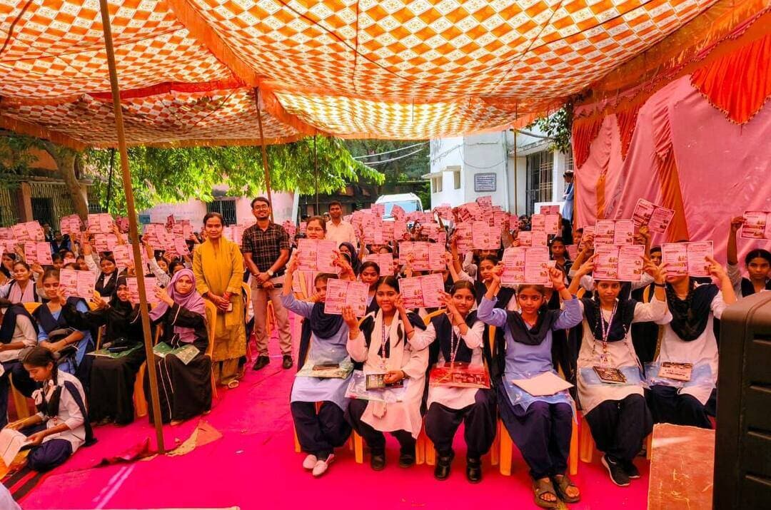 आज दिनांक 10.10.2026 को महिला एवं बाल विकास निगम तथा जिला प्रशासन, रोहतास के संयुक्त तत्वावधान में अंतरराष्ट्रीय बालिका दिवस के अवसर पर रमा जैन बालिका उच्च विद्यालय, सासाराम में जागरूकता कार्यक्रम आयोजित किया गया। कार्यक्रम का मुख्य उद्देश्य बाल विवाह जैसी कुप्रथा को समाप्त करना और बाल विवाह निषेध अधिनियम के प्रति जागरूकता फैलाना था। कार्यक्रम का संदेश “हर बचपन-उसका अधिकार, बाल विवाह पर कड़ा प्रहार” रहा।
कार्यक्रम में छात्राओं को बाल विवाह के खिलाफ शपथ दिलाई गई तथा पेंटिंग और निबंध प्रतियोगिताएं आयोजित की गईं। दोनों प्रतियोगिताओं की प्रथम दस-दस विजेताओं को सम्मानित किया गया। वहीं, लगभग 250 छात्राओं को स्टेशनरी किट तथा कक्षा 9वीं और 10वीं की 50 छात्राओं को MHM किट वितरित की गई। कार्यक्रम में विद्यालय के शिक्षक-शिक्षिकाओं एवं महिला एवं बाल विकास निगम के कर्मियों की उपस्थिति रही।
#IPRD
#BiharGovernment
#PublicService
#CMSamrat
#samratchoudhary
Information & Public Relations Department, Government of Bihar