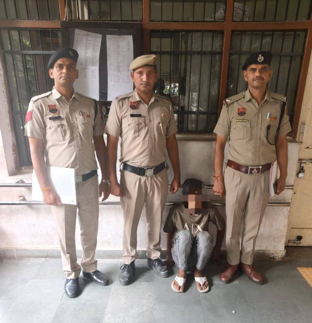 पुलिस ने चोरी की दो वारदातों को चंद घंटों में सुलझाया, एक आरोपी गिरफ्तार
भारी मात्रा में नकदी, सोने-चांदी के जेवरात, लाइसेंसी रिवाल्वर व जिंदा कारतूस बरामद
रेवाड़ी, समाचार पंकज कुमार
: थाना धारूहेड़ा पुलिस ने त्वरित कार्रवाई करते हुए क्षेत्र में हुई चोरी की दो बड़ी वारदातों का खुलासा करने में बड़ी सफलता हासिल की है। पुलिस ने महज कुछ ही घंटों के भीतर वारदात में संलिप्त मुख्य आरोपी को गिरफ्तार कर लिया है। आरोपी के कब्जे से दोनों मामलों में चुराया गया शत-प्रतिशत सामान-जिसमें 6 मोबाइल फोन, 88500 रुपये की नकदी, सोने-चांदी के आभूषण, चांदी के सिक्के और एक लाइसेंसी रिवाल्वर व कारतूस बरामद किये हैं।
प्रबंधक थाना धारूहेड़ा निरीक्षक फूल कुमार ने बताया की गत 8 अक्टूबर को राम नगर, बास रोड, धारूहेड़ा निवासी परमजीत ने पुलिस को दी अपनी शिकायत में बताया था कि कोई अज्ञात चोर उनके घर के कमरे का ताला तोड़कर अलमारी में रखे 1 लाख रुपये नकद, सोने-चांदी के जेवरात (एक जोड़ी बड़ी पाजेब, 1 तागड़ी, 5 जोड़ी चांदी की पाजेब, 1 इंडी चांदी की, 1 जोड़ी कान के सोने के टोपस), करीब 30-35 चांदी के सिक्के और एक गुलाबी रंग का स्कूल बैग चोरी कर ले गया हैं। सीसीटीवी फुटेज खंगालने पर एक संदिग्ध लड़का बैग ले जाते हुए दिखाई दे रहा है। इस संबंध में थाना धारूहेड़ा में चोरी का मामला दर्ज किया गया था।
इसी दिन, जिला जींद के गांव गतोली हाल किराएदार चांद कॉलोनी, बास रोड, धारूहेड़ा निवासी संदीप ने पुलिस को दी अपनी शिकायत में बताया था कि गत 7 अक्टूबर को वह अपना कमरा बंद कर ड्यूटी पर गया था। वापस आने पर उनके कमरे का ताला खुला मिला और बेड के अंदर रखे बैग से उसकी 32 बोर लाइसेंसी रिवाल्वर तथा 4 जिंदा कारतूस किसी अज्ञात व्यक्ति द्वारा चोरी कर लिए गए हैं। इस संबंध में भी थाना धारूहेड़ा में अलग से चोरी का मामला दर्ज किया गया था।
मामलों की गंभीरता को देखते हुए पुलिस टीमों का गठन किया गया और तकनीकी सहायता व गुप्त सूत्रों की मदद से आरोपियों की धरपकड़ के प्रयास तेज किए गए। इन मामलों पुलिस ने तत्परता दिखाते हुए दोनों वारदातों को अंजाम देने वाले आरोपी अंकित कश्यप गांव मंदुसारा जिला मऊ युपी हाल किरायेदार सैयद कालोनी धारूहेड़ा को वारदात के कुछ ही घंटों के भीतर गिरफ्तार कर लिया गया है। पुलिस आरोपी को अदालत में पेश कर न्यायिक हिरासत में भेज दिया है।
पुलिस ने आरोपी की निशानदेही पर दोनों मामलों का शत-प्रतिशत चोरी गया सामान बरामद कर लिया है, जिसमें 88500 की नगदी, 32 बोर लाइसेंसी रिवाल्वर तथा 4 जिंदा कारतूस, सोने के टोपस, चांदी की पाजेब, चांदी की तागड़ी, चांदी की इंडी और 33 चांदी के सिक्के, 6 मोबाइल फोन, स्कूल बैग शामिल है।