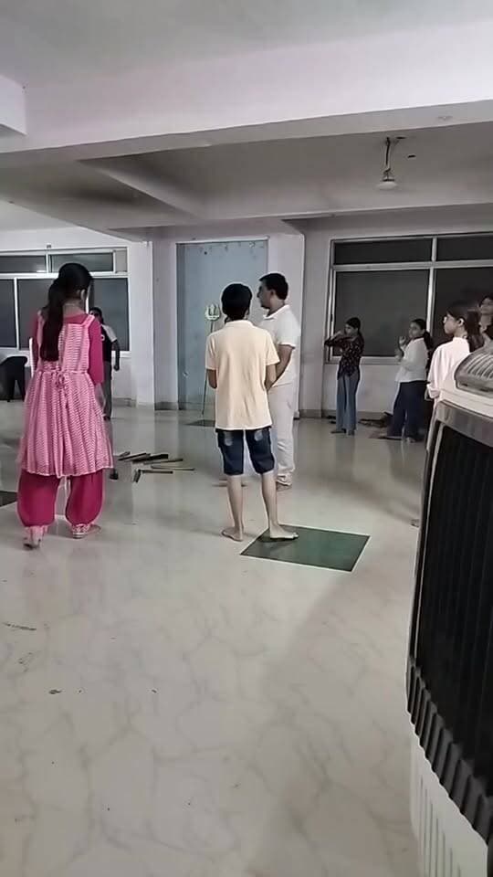 रीवा में गरवा की तैयारी करते बाला जी ग्रुप के बच्चे,,