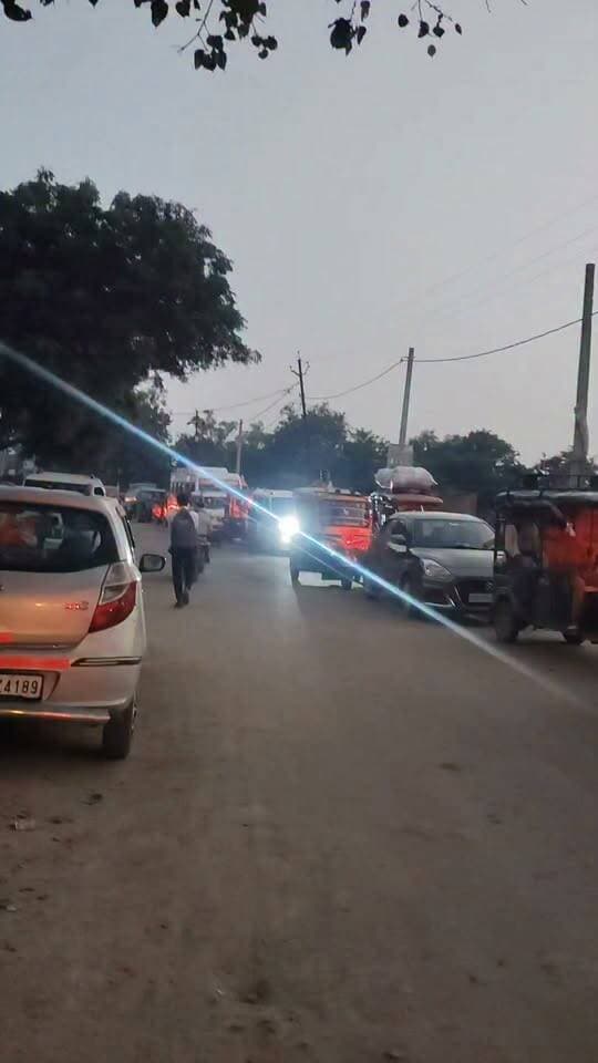 चित्रकूट: पहाड़ी कस्बे में लगा भीषण जाम, करीब एक किलोमीटर तक वाहनों की लंबी कतार
नवरात्र से पहले माता रानी की प्रतिमाएं ले जाने उमड़े लोग, जाम खुलवाने में जुटी पहाड़ी पुलिस
पहाड़ी, चित्रकूट। पहाड़ी कस्बे में आज माता रानी की प्रतिमाओं को लेकर अपने-अपने पूजा पंडालों की ओर जा रहे लोगों की भीड़ के चलते भीषण जाम लग गया। नवरात्र के प्रारंभ से एक दिन पहले और अमावस्या के अवसर पर कस्बे में श्रद्धालुओं की आवाजाही बढ़ने से करीब एक किलोमीटर तक वाहनों की लंबी कतार लग गई। जाम में फंसे लोगों को आवागमन में काफी परेशानियों का सामना करना पड़ा।
जाम की सूचना और स्थिति को देखते हुए पहाड़ी थाने की पुलिस सहित प्रशासनिक अमला मौके पर जुटा रहा। पुलिसकर्मी यातायात को सुचारु कराने और लोगों को जाम से निजात दिलाने के लिए लगातार प्रयास कर रहे हैं। त्योहार के मद्देनजर कस्बे में यातायात व्यवस्था बनाए रखना प्रशासन के लिए चुनौती बना हुआ है।