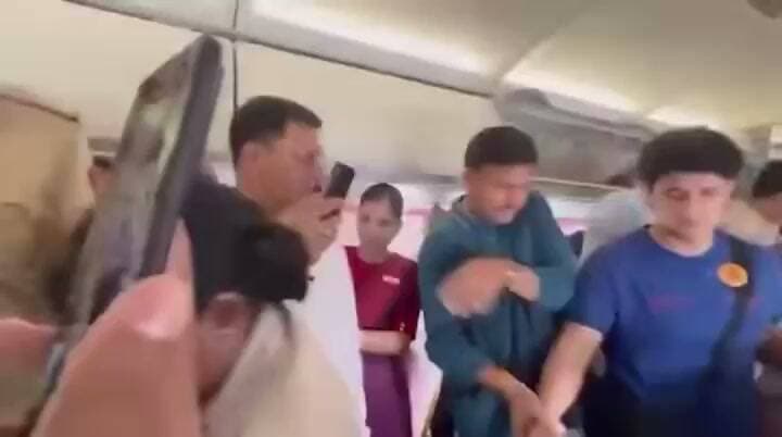 ✈️ फ्लाइट में भी गूंजा ‘स्वच्छ भारत अभियान’! अभिजीत दीपके और सौरव दास को जनता ने सुनाया—‘देशद्रोही’, ‘शर्म आनी चाहिए’… फिर गूंजा—‘कचरा साफ हो गया!’ 🔥
#IndiaFirst #Jantarmanatar #SayNoToCJP
