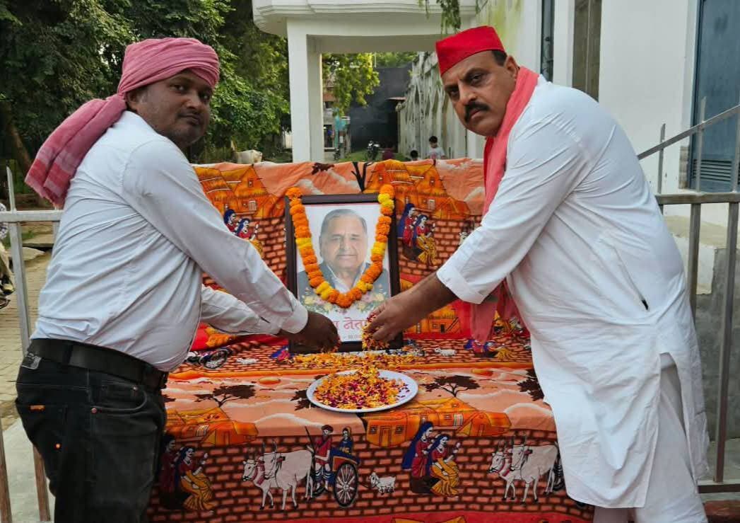 #नगर के #मोहल्ला बनवारीपुर स्थित अपने #आवास पर सपा #अल्पसंख्यक_प्रकोष्ठ के #राष्ट्रीय_उपाध्यक्ष अनवर उल्ला खान ने #समर्थकों सहित मुलायम सिंह यादव की #पुण्यतिथि मनाई।