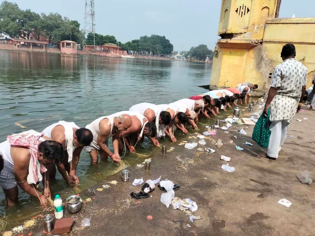 पितरों की विदाई को हरि की पौड़ी पर उमड़ा श्रद्धा का सैलाब
पितृ विसर्जनी अमावस्या पर हरि की पौड़ी और लहरा घाट पर उमड़ी श्रद्धालुओं की भीड़, विधि-विधान से किया जलतर्पण व श्राद्ध कर्म
कासगंज/सोरों। पितृ विसर्जनी अमावस्या के पावन अवसर पर तीर्थनगरी सोरों शूकरक्षेत्र में शनिवार को पितरों की विदाई के लिए श्रद्धा और आस्था का सैलाब उमड़ पड़ा। हरि की पौड़ी और लहरा घाट सहित विभिन्न गंगा घाटों पर सुबह से ही श्रद्धालुओं की भारी भीड़ जुटी रही। श्रद्धालुओं ने अपने पितरों की आत्मशांति एवं सद्गति की कामना के साथ जलतर्पण, श्राद्ध कर्म और धार्मिक अनुष्ठान संपन्न किए। पितृ पक्ष की अंतिम अमावस्या पर तीर्थनगरी के घाटों पर दिनभर धार्मिक गतिविधियां चलती रहीं।
राजस्थान, मध्य प्रदेश, गुजरात और दिल्ली सहित विभिन्न प्रदेशों के अलावा आगरा, मथुरा, फिरोजाबाद, हाथरस और एटा समेत आसपास के जनपदों से बड़ी संख्या में श्रद्धालु अपने पितरों का श्राद्ध करने के लिए सोरों पहुंचे। धार्मिक मान्यताओं के अनुसार पितृ पक्ष की अमावस्या पर पितरों के निमित्त तर्पण, दान-पुण्य और श्राद्ध कर्म करने का विशेष महत्व है। इसी आस्था के चलते श्रद्धालुओं ने तीर्थपुरोहितों के निर्देशन में विधि-विधान से धार्मिक अनुष्ठान किए।
गंगा घाटों पर सुबह से शुरू हुआ तर्पण का सिलसिला
हरि की पौड़ी के बालाजी घाट, राजा वाले घाट, लाल घाट, वराह घाट, लक्ष्मण जी वाले घाट, सोमेश्वर घाट, भागीरथी गंगा मंदिर घाट, वराह घाट, रघुनाथजी मंदिर घाट और पांच छतरी वाले घाट सहित विभिन्न घाटों पर श्रद्धालुओं की भीड़ दिखाई दी। श्रद्धालुओं ने गंगा स्नान के बाद अपने पितरों का स्मरण करते हुए जलदान और तर्पण किया।
कई श्रद्धालुओं ने मुंडन संस्कार कराने के बाद अपने तीर्थपुरोहितों के माध्यम से पितरों की आत्मशांति के लिए पूजन-अनुष्ठान संपन्न कराए। इस दौरान कुश, तिल और जौ आदि का उपयोग करते हुए मंत्रोच्चारण के साथ पितरों को जल अर्पित किया गया। श्रद्धालुओं ने ब्राह्मणों को भोजन कराकर दान-दक्षिणा भी भेंट की।
आचार्यों ने मंत्रोच्चार के साथ कराया सामूहिक जलतर्पण
तीर्थनगरी के विद्वान आचार्य पं. शशिधर द्विवेदी, पं. धर्मधर द्विवेदी, पं. प्रद्युम्न निर्भय, पं. राहुल वशिष्ठ और पं. हेमंत त्रिगुणायत, पंडित वीरेंद्र वल्लभ व्यास सहित अन्य तीर्थपुरोहितों ने श्रद्धालुओं को विधि-विधान से तर्पण कराया। आचार्यों के निर्देशन में श्रद्धालुओं ने अपने पितरों का स्मरण कर तिल और जल अर्पित किया तथा उनकी आत्मशांति और परिवार की सुख-समृद्धि की कामना की।
धार्मिक मान्यता के अनुसार पितृ विसर्जनी अमावस्या पर तर्पण और श्राद्ध कर्म के साथ पितृ पक्ष का समापन होता है। श्रद्धालुओं ने श्रद्धापूर्वक अपने पूर्वजों के प्रति कृतज्ञता व्यक्त करते हुए उनके आशीर्वाद की कामना की।
भगवान वराह के दर्शन कर मांगा सुख-समृद्धि का आशीर्वाद
श्राद्ध और तर्पण कर्म संपन्न करने के बाद श्रद्धालु क्षेत्राधीश भगवान वराह के मंदिर पहुंचे और भगवान के दर्शन कर परिवार की सुख-समृद्धि की प्रार्थना की। इसके बाद हरि की पौड़ी की परिक्रमा की तथा परिक्रमा मार्ग में बैठे साधु-संतों और जरूरतमंदों को अन्न, वस्त्र एवं अन्य सामग्री का दान किया। तीर्थनगरी में दिनभर धार्मिक आस्था, दान-पुण्य और भक्ति का वातावरण बना रहा।
पितृ पक्ष की विदाई पर इमरती की बढ़ी मांग
पितृ पक्ष की अंतिम अमावस्या पर तीर्थनगरी के बाजारों में भी खास चहल-पहल रही। परंपरा के अनुसार पितृ पक्ष में उड़द की दाल से बनी इमरती का विशेष महत्व माना जाता है। इसी कारण मिठाई की दुकानों पर इमरती की मांग बढ़ गई और कई दुकानों पर इसकी कमी देखने को मिली। श्रद्धालुओं ने अपने पुरोहितों को श्रद्धापूर्वक पूड़ी-पकवान का भोजन कराया तथा वस्त्र और दक्षिणा भेंट कर आशीर्वाद प्राप्त किया। पितरों की विदाई के साथ ही तीर्थनगरी में पितृ पक्ष के धार्मिक अनुष्ठानों का समापन हुआ।