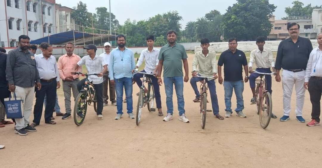 खेल विभाग, बिहार सरकार, बिहार राज्य खेल प्राधिकरण, पटना एवं जिला प्रशासन, बांका के संयुक्त तत्वावधान में आयोजित पाँच दिवसीय जिला स्तरीय विद्यालय खेल प्रतियोगिता (2026-27) का आज भव्य एवं सफल समापन हो गया। दिनांक 06.10.2026 से 10.10.2026 तक चले इस खेल महाकुंभ के समापन के साथ ही उत्कृष्ट प्रदर्शन करने वाले चयनित खिलाड़ियों के अगले बड़े पड़ाव की आधिकारिक घोषणा कर दी गई है।
प्रतियोगिता के अंतिम दिन टेबल टेनिस एवं साइक्लिंग स्पर्धाओं का आयोजन किया गया। समापन समारोह के दौरान जिला खेल पदाधिकारी, बांका द्वारा विजेता एवं उपविजेता खिलाड़ियों को मेडल तथा प्रशस्ति पत्र प्रदान कर सम्मानित किया गया।
समारोह को संबोधित करते हुए जिला खेल पदाधिकारी ने कहा कि बांका के खिलाड़ियों ने जिला स्तर पर अद्भुत खेल भावना और अनुशासन का परिचय दिया है। उन्होंने बताया कि इस प्रतियोगिता में उत्कृष्ट प्रदर्शन के आधार पर चयनित खिलाड़ी कल, यानी 11 अक्टूबर 2026 से भागलपुर में आयोजित होने वाली प्रमंडलीय स्तरीय खेल प्रतियोगिता में बांका जिले का प्रतिनिधित्व करने के लिए प्रस्थान करेंगे।
यह प्रमंडलीय प्रतियोगिता दिनांक 11.10.2026 से 14.10.2026 तक भागलपुर में आयोजित की जाएगी। विभिन्न खेल विधाओं में U-14, U-17 एवं U-19 आयु वर्ग के चयनित बालक एवं बालिका खिलाड़ी अपनी प्रतिभा का पुरजोर प्रदर्शन करने और जिले का नाम रोशन करने के लिए पूरी तरह तैयार हैं।
टीम के कोच एवं शारीरिक शिक्षकों के मार्गदर्शन में चयनित खिलाड़ियों की अंतिम सूची तैयार कर ली गई है। जिला खेल पदाधिकारी ने सभी प्रतिभागी खिलाड़ियों को अपनी शुभकामनाएं देते हुए विश्वास व्यक्त किया कि हमारे खिलाड़ी प्रमंडल स्तर पर शानदार प्रदर्शन कर राज्य स्तरीय प्रतियोगिता में अपनी जगह अवश्य पक्की करेंगे।