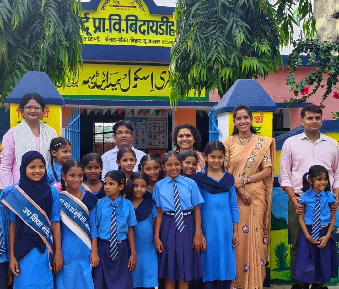 निपुण 2.0 के तहत उर्दू प्राथमिक विद्यालय बिदायडीह पहुँची दिल्ली की टीम, शैक्षणिक गतिविधियों की सराहना
बांका जिले के लिए यह गर्व का विषय है कि भारत सरकार के शिक्षा मंत्रालय के NIPUN 2.0 Field Visit Plan के तहत देश के सात राज्यों में चयनित विद्यालयों में बिहार से उर्दू प्राथमिक विद्यालय बिदायडीह, बांका को शामिल किया गया है।
शनिवार को शिक्षा विभाग, दिल्ली से आई टीम ने विद्यालय का भ्रमण कर विभिन्न शैक्षणिक एवं सह-शैक्षणिक गतिविधियों का अवलोकन किया। टीम में शिक्षा विशेषज्ञ श्रीमती स्वाति नायक एवं शिवानी पारखी शामिल रहीं।
विद्यालय की प्रमुख विशेषताएँ:
बुनियादी साक्षरता एवं संख्यात्मक ज्ञान (FLN) को मजबूत करने के प्रयास।
खेल, कहानी, संवाद एवं गतिविधि आधारित शिक्षण।
शिक्षण-अधिगम सामग्री (TLM) का प्रभावी उपयोग।
पीयर लर्निंग एवं बच्चों की सक्रिय भागीदारी।
बच्चों में आत्मविश्वास, जिज्ञासा और सीखने के प्रति उत्साह।
विद्यालय की शैक्षणिक गतिविधियों एवं बच्चों की सक्रिय सहभागिता से प्रभावित होकर दिल्ली की टीम ने विद्यालय परिवार के प्रयासों की सराहना की। बच्चों ने भी उत्साहपूर्वक टीम के सदस्यों से संवाद किया और अपनी जिज्ञासाएँ साझा कीं।
राष्ट्रीय शिक्षक पुरस्कार से सम्मानित प्रधान शिक्षिका खुशबू कुमारी के नेतृत्व में विद्यालय में गुणवत्तापूर्ण शिक्षा एवं नवाचार को बढ़ावा देने के लिए निरंतर प्रयास किए जा रहे हैं।
इस अवसर पर बाँका जिला शिक्षा विभाग की टीम भी उपस्थित रही। टीम का नेतृत्व गुणवत्ता शिक्षा जिला समन्वयक श्री मनोहर सिंह ने किया। विद्यालय के शिक्षक मोहम्मद शाहिद रजा सहित ग्रामीण भी उपस्थित रहे। केंद्रीय टीम ने जिला शिक्षा पदाधिकारी श्री देवनारायण पंडित से भी संवाद कर जिले में शैक्षणिक सुधारों के प्रयासों एवं चुनौतियों की जानकारी ली।
यह उपलब्धि दर्शाती है कि समर्पण, नवाचार एवं सामुदायिक सहभागिता के माध्यम से सरकारी विद्यालय भी गुणवत्तापूर्ण शिक्षा के क्षेत्र में राष्ट्रीय स्तर पर अपनी पहचान बना सकते हैं।