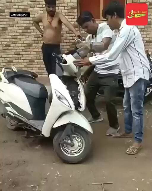 स्कूटी में छिपा था 6 फीट लंबा सांप: पास जाने की नहीं थी किसी की हिम्मत, स्नेक सेवर को रेस्क्यू ...