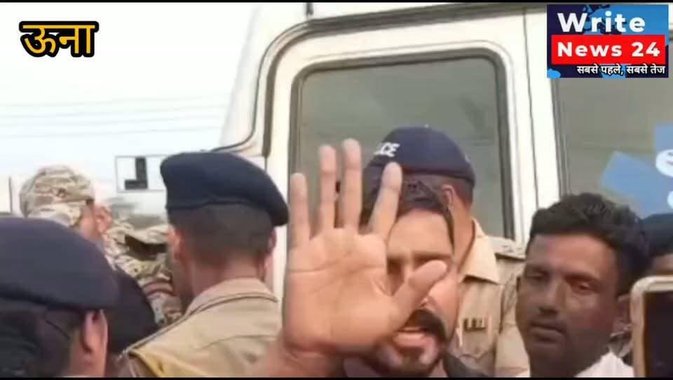 ऊना: प्रसव के दौरान माँ बच्चे की मौत पर गुस्साए लोगों ने चौराहे पर शव रख किया प्रदर्शन दो घंटे तक किया जाम ।
हालांकि प्रदर्शन के बाद प्रशासन द्वारा उक्त महिला डॉक्टर को तत्काल प्रभाव से हटा दिया गया है और सस्पेंड के आदेश भी जारी कर दिए गए हैं ।
#himachalpradesh #una #doctor
