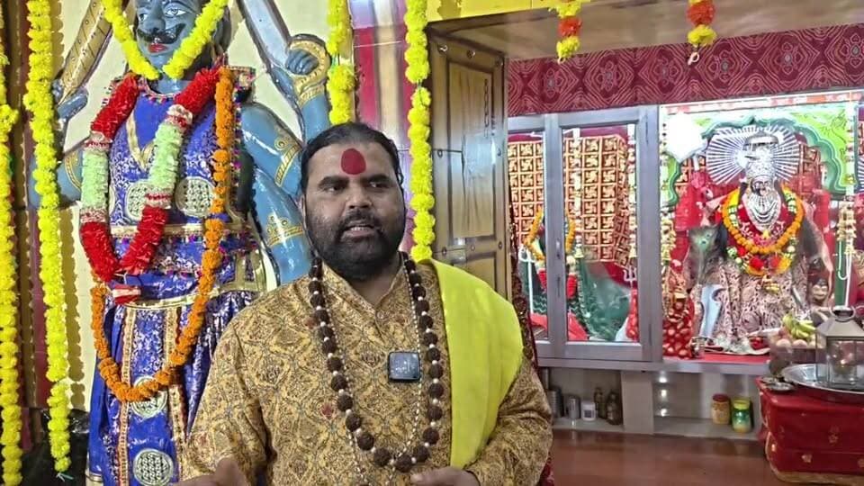 *इस बार गजराज पर सवार होकर आ रही है माता रानी।*
*होने जा रहा है मंगल ही मंगल अगर आप भी करना चाहते हैं पुण्य लाभ अर्जित तो पंचशील काली मंदिर में होने जा रहे सप्त चंडी यज्ञ में अवश्य आएगा और अगर संपूर्ण यज्ञ में नहीं हो सकते उपस्थित तो अंतिम दिन हवन में पूर्ण होती देने अवश्य पहुंचाएगा।*
*अष्टमी नवमी होगी एक ही तिथि में नवरात्रों का बढ़ना होता है मंगल दायक-- आचार्य ओम जी वैदिक मुख्य पुजारी पंचशील काली मंदिर*
अखण्ड उत्तराखंड। The Newswala Network Shri Sangam News Sonia Sharma Pushkar Singh Dhami Munish Sharma Manish Sharma BJP Roorkee #everyonefollowers #everyone
