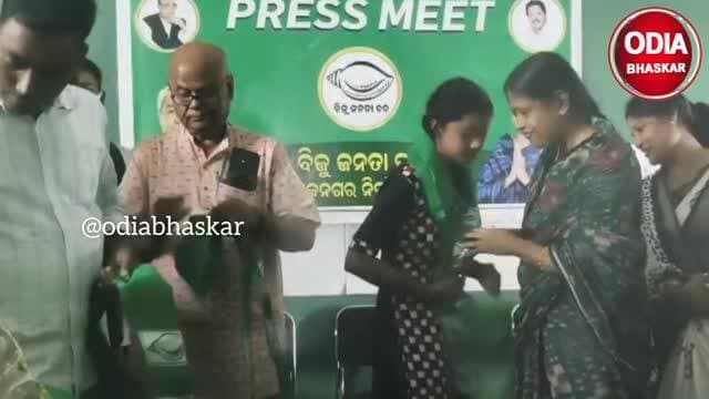 ଝାରସୁଗୁଡ଼ାରେ ବିଜେଡି ପକ୍ଷରୁ ନବନିର୍ବାଚିତ ଛାତ୍ର ପ୍ରତିନିଧିଙ୍କୁ ସମ୍ବର୍ଦ୍ଧନା
#odiabhaskar #odisha #jharasuguda #viralreels