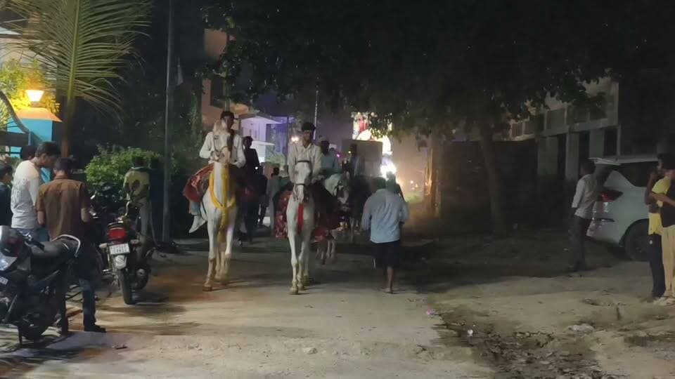 #पितृपक्ष की विदाई के साथ ही मां #भगवती का हुआ आगमन #जहानागंज के चौक से #उत्तर मोहल्ले के #डायमंड क्लब के #कार्यकर्ताओं ने गाजे बाजे हाथी घोड़े के साथ #मां को बुलाया
#highlight Facebook Following Love Facebook for Creators Samajwadi Party MYogiAdityanath योगी आदित्यनाथ FIFA World Cup GreatestHighlights Cambridge Modern School