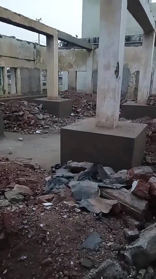 संवेदक की मनमानी, बैजनाथपुर स्टेशन पर विश्रामालय की छत को तोड़कर छोड़ दिया गया. यात्री को परेशानी का सामना..देखिए पूरी वीडियों...लाइक शेयर जरुर कीजिएगा ताकि सरकार तक बैजनाथपुर स्टेशन की समस्या पहुंचे...धन्यवाद