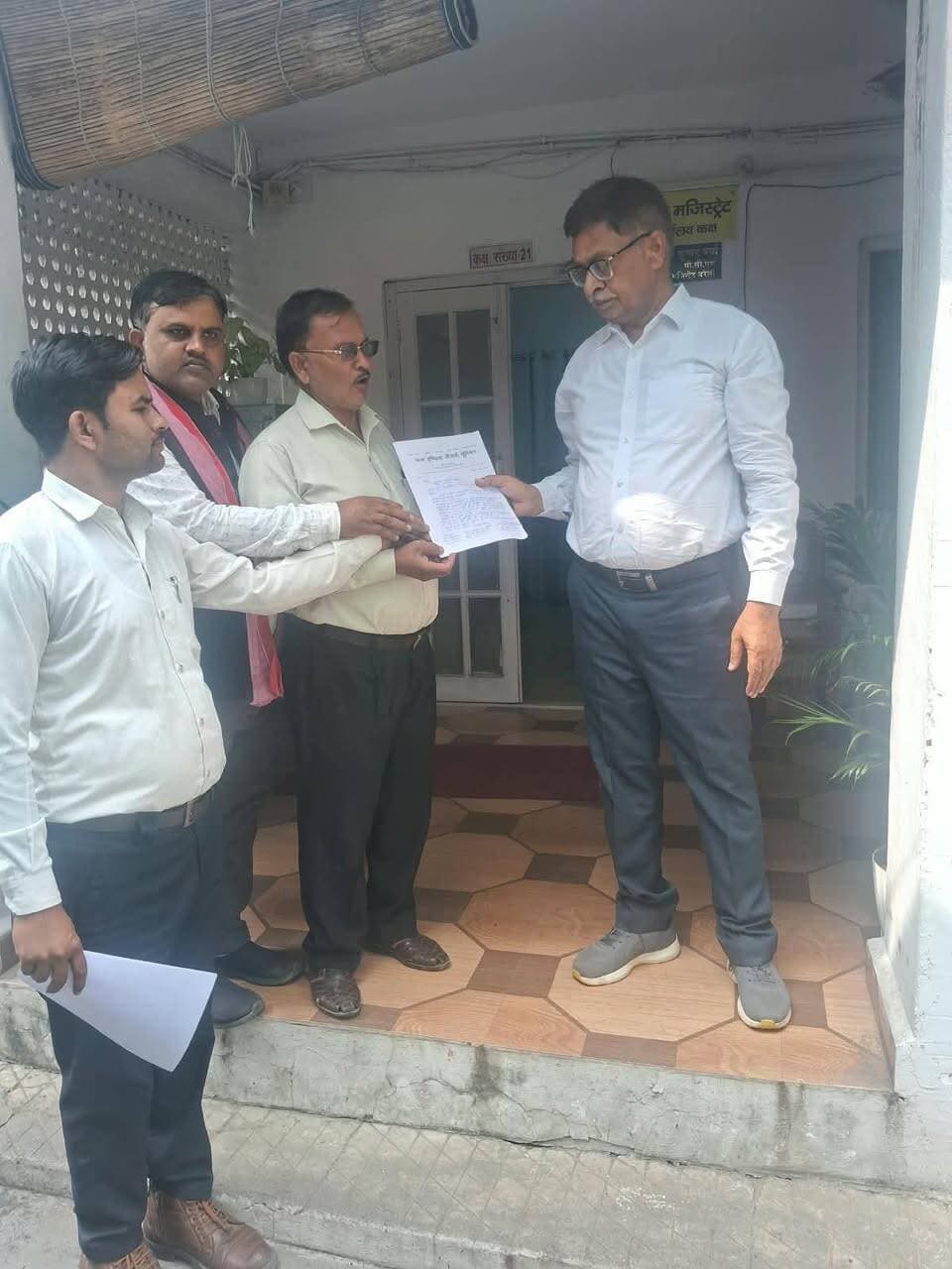 अधिवक्ताओं की सुरक्षा के लिए एडवोकेट प्रोटेक्शन एक्ट लागू करने की मांग
ऑल इंडिया लॉयर्स यूनियन ने राष्ट्रपति को संबोधित ज्ञापन डीएम को सौंपा
बरेली। ऑल इंडिया लॉयर्स यूनियन, बरेली की ओर से शनिवार को महामहिम राष्ट्रपति को संबोधित ज्ञापन जिलाधिकारी बरेली को सौंपा गया। ज्ञापन के माध्यम से संगठन ने कोलकाता हाईकोर्ट के वरिष्ठ अधिवक्ता एवं एआईएलयू के राष्ट्रीय अध्यक्ष विकास रंजन भट्टाचार्य के आवास पर हुए हमले की निष्पक्ष जांच कराने की मांग की।
संगठन ने घटना की निंदा करते हुए कहा कि देशभर में अधिवक्ताओं पर लगातार हो रहे हमले चिंता का विषय हैं। अधिवक्ताओं की सुरक्षा सुनिश्चित करने के लिए केंद्र सरकार से एडवोकेट प्रोटेक्शन एक्ट जल्द लागू करने की मांग की गई। संगठन का कहना है कि इस कानून के लागू होने से अधिवक्ताओं को सुरक्षा प्रदान करने की दिशा में प्रभावी कदम उठाए जा सकेंगे।
ज्ञापन सौंपने के दौरान ऑल इंडिया लॉयर्स यूनियन के जिला अध्यक्ष टीआर लोधी एडवोकेट, जिला सचिव अखिलेश सिंह, जिला सहसचिव नामी शरण यादव सहित अन्य अधिवक्तागण मौजूद रहे।
Bareilly news Live