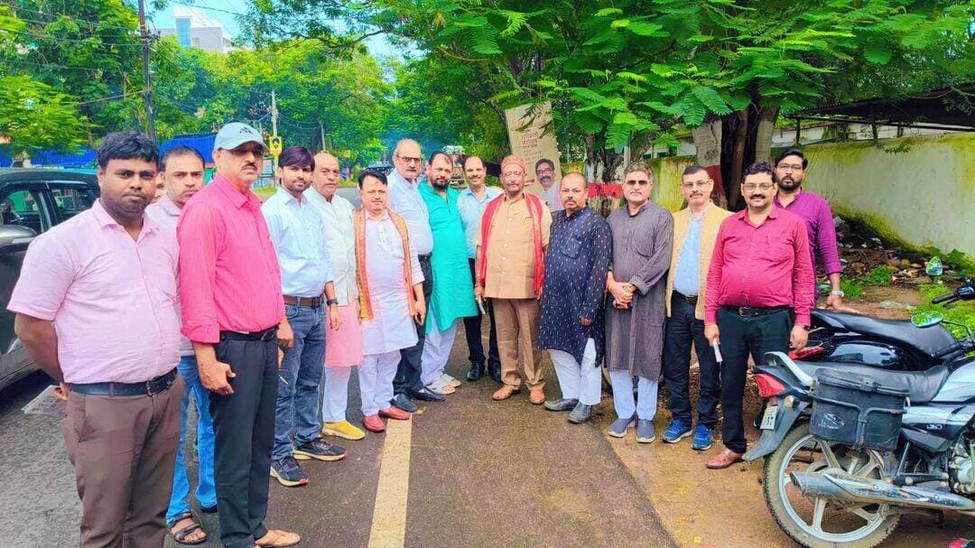 ओंकारनाथ बरनवाल के घर डकैती की घटना पर शशिभूषण बरनवाल ने जताई चिंता, पटना से पहुंचे देवघर।
देवघर :– दिनांक 09 अक्तूबर को JMM के वरिष्ठ नेता ओंकारनाथ बरनवाल के बेलाबगान स्थित आवास पर हुई डकैती की घटना के बाद बरनवाल समाज देवघर में चिंता का माहौल है। घटना की जानकारी मिलते ही श्री भारतवर्षीय बरनवाल वैश्य महासभा के राष्ट्रीय अध्यक्ष एवं राष्ट्रीय अध्यक्ष पद के प्रत्याशी शशिभूषण बरनवाल, जो पटना में अपने चुनावी दौरे पर थे, अपना चुनावी दौरा रद्द कर विशेष रूप से पटना से देवघर पहुंचे।
देवघर पहुंचकर उन्होंने ओंकारनाथ बरनवाल एवं उनके परिजनों से मुलाकात कर घटना की जानकारी ली और उनका हालचाल जाना। उन्होंने घटना पर गहरी चिंता व्यक्त करते हुए प्रशासन से मामले की गंभीरता से जांच कर दोषियों की शीघ्र गिरफ्तारी एवं कड़ी कार्रवाई की अपेक्षा जताई।
समाज के लोगों ने ओंकारनाथ बरनवाल एवं उनके परिवार के प्रति एकजुटता और समर्थन व्यक्त करते हुए प्रशासन से घटना में शामिल अपराधियों की पहचान कर शीघ्र गिरफ्तारी तथा कड़ी कार्रवाई की मांग की।
इस दौरान बरनवाल समाज के कई वरिष्ठ पदाधिकारी एवं समाज के प्रमुख लोग भी मौजूद रहे। इनमें महासभा के उपाध्यक्ष पद के प्रत्याशी प्रिंस कुमार (राजू), महामंत्री पद के प्रत्याशी डॉ. अजय प्रकाश, राष्ट्रीय कार्यकारिणी सदस्य राजन शशि, बरनवाल सेवा सदन, देवघर के प्रभारी राजकुमार बरनवाल, संयुक्त मंत्री पद के प्रत्याशी आदित्य कुमार सहित श्रीकान्त बरनवाल, प्रलाद बरनवाल, दीपक बरनवाल, पिंकू बरनवाल, नीरज बरनवाल, सागर बरनवाल, बिनोद बरनवाल एवं कमलेश बरनवाल समेत अन्य लोग शामिल थे।
इसकी जानकारी बरनवाल युवक संघ के अध्यक्ष सर्वोत्तम बरनवाल ने प्रेस विज्ञप्ति जारी कर दी।