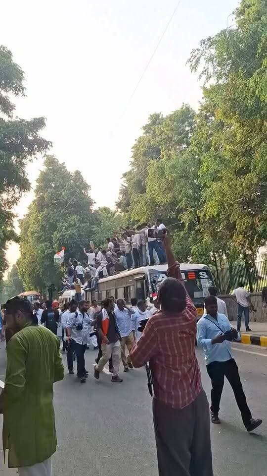 दिल्ली की सड़कों पर प्रदर्शन जारी। ज्ञानेश कुमार के इस्तीफे की मांग