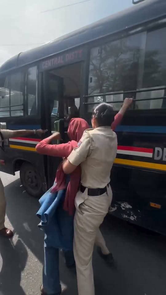 दिल्ली में प्रदर्शनकारियों को हिरासत में लेते #Delhi_police