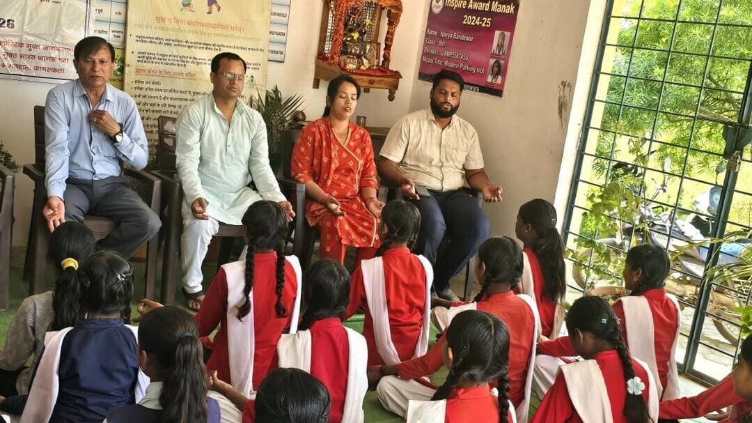 विश्व मानसिक स्वास्थ्य दिवस पर माल्हनवाड़ा में व्याख्यानमाला आयोजित
डॉ.पवन नेमा एवं डॉ.रश्मि नेमा ने विद्यार्थियों को मानसिक स्वास्थ्य, तनाव प्रबंधन और भारतीय ज्ञान परंपरा के महत्व की दी जानकारी
==============================
विश्व मानसिक स्वास्थ्य दिवस के अवसर पर जिला आयुष अधिकारी डॉ. प्रमिला यावतकर के निर्देशानुसार आयुष्मान आरोग्य मंदिर माल्हनवाड़ा द्वारा शासकीय शाला माल्हनवाड़ा में भारतीय ज्ञान परंपरा के अंतर्गत मानसिक स्वास्थ्य विषय पर आज विशेष व्याख्यानमाला का आयोजन किया गया। कार्यक्रम का शुभारंभ विद्यालय के प्राचार्य द्वारा मां सरस्वती के पूजन के साथ किया गया। इस दौरान विशेषज्ञ वक्ताओं ने प्राचीन भारतीय परंपराओं में मानसिक स्वास्थ्य की अवधारणाओं तथा वर्तमान समय में इसकी उपयोगिता पर प्रकाश डाला।
कार्यक्रम के प्रमुख वक्ता डॉ. पवन नेमा ने मानसिक विकारों और विद्यार्थियों में बढ़ते तनाव के संबंध में जानकारी दी। उन्होंने बताया कि मानसिक स्वास्थ्य व्यक्ति के विचारों, भावनाओं, मनोदशा और व्यवहार को प्रभावित करता है। वर्तमान समय में तनाव, चिंता और अवसाद जैसी समस्याएं गंभीर चुनौती बन रही हैं। पढ़ाई, परीक्षा, सामाजिक अपेक्षाओं और व्यक्तिगत जिम्मेदारियों के कारण विद्यार्थियों को मानसिक दबाव का सामना करना पड़ सकता है, जिसका असर उनके शैक्षणिक प्रदर्शन और समग्र व्यक्तित्व पर पड़ता है। उन्होंने विद्यार्थियों को मानसिक स्वास्थ्य के प्रति जागरूक रहने, अपनी समस्याएं साझा करने तथा आवश्यकता पड़ने पर विशेषज्ञों से परामर्श लेने के लिए प्रेरित किया। उन्होंने कहा कि जागरूकता, समय पर सहायता और सकारात्मक सोच के माध्यम से कई मानसिक समस्याओं का प्रभावी ढंग से सामना किया जा सकता है।
डॉ. रश्मि नेमा ने मानसिक स्वास्थ्य को भावनात्मक, मनोवैज्ञानिक और सामाजिक कल्याण का महत्वपूर्ण आधार बताया। उन्होंने कहा कि व्यक्ति किस प्रकार सोचता है, महसूस करता है और व्यवहार करता है, यह उसके मानसिक स्वास्थ्य से जुड़ा होता है। स्वस्थ मानसिक स्थिति जीवन की चुनौतियों का सामना करने, अपनी क्षमताओं को पहचानने और दूसरों के साथ सकारात्मक संबंध स्थापित करने में सहायक होती है। उन्होंने मानसिक स्वास्थ्य बेहतर बनाए रखने के लिए संतुलित आहार, पर्याप्त नींद, नियमित व्यायाम, योग, प्राणायाम, ध्यान और तनाव प्रबंधन अपनाने पर जोर दिया।
आयुर्वेद के सत्त्व, रज और तम गुणों की व्याख्या करते हुए डॉ. रश्मि नेमा ने धर्म, अर्थ, काम और मोक्ष की अवधारणाओं के माध्यम से जीवन में संतुलन का महत्व समझाया। विद्यार्थियों के लिए मानसिक व्यायाम एवं सहभागितापूर्ण गतिविधियां भी आयोजित की गईं। उन्होंने कहा कि मानसिक समस्याओं से निपटने के लिए विद्यार्थियों को उचित मार्गदर्शन, सहानुभूति, भावनात्मक सहयोग और आवश्यक सहायता संसाधन उपलब्ध कराना महत्वपूर्ण है। परिवार, मित्रों और समाज के साथ मजबूत संबंध मानसिक स्वास्थ्य को बेहतर बनाने में महत्वपूर्ण भूमिका निभाते हैं।
कार्यक्रम प्रभारी श्री श्यामल राव ने कहा कि भारतीय ज्ञान परंपरा मानसिक स्वास्थ्य को समग्र दृष्टिकोण से देखती है, जिसमें शारीरिक, मानसिक और आध्यात्मिक कल्याण का विशेष महत्व है। योग, व्यायाम, ध्यान, प्राणायाम और आयुर्वेद जैसी पारंपरिक पद्धतियां मानसिक संतुलन एवं आंतरिक शांति बनाए रखने में सहायक हो सकती हैं।
कार्यक्रम का मंच संचालन सुश्री मीनाक्षी श्रीवास ने किया। उन्होंने मानसिक स्वास्थ्य को वैश्विक स्तर की महत्वपूर्ण चुनौती बताते हुए इस विषय पर निरंतर संवाद और परिचर्चा की आवश्यकता पर बल दिया। कार्यक्रम में समन्वयक डॉ. अंकुश साहू, विद्यालय के विभागाध्यक्ष, वरिष्ठ प्राध्यापक, शिक्षकगण, अन्य स्टाफ सदस्य तथा छात्र-छात्राएं उपस्थित थे ।
व्याख्यानमाला का उद्देश्य विद्यार्थियों में मानसिक स्वास्थ्य के प्रति जागरूकता बढ़ाना, तनाव प्रबंधन के व्यावहारिक उपायों से परिचित कराना तथा भारतीय ज्ञान परंपरा के माध्यम से स्वस्थ जीवनशैली अपनाने के लिए प्रेरित करना रहा।
#procwa #छिन्दवाड़ा
#JansamparkMP
Jansampark Madhya Pradesh