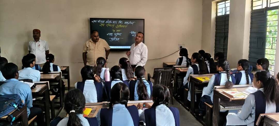 सेवा संकल्प अभियान के तहत जिला में नशा मुक्ति कार्यक्रम आयोजित
---------
बच्चों को नशे से दूर रहने, नियमित ध्यान एवं योग करने और सकारात्मक जीवन अपनाने के लिए किया प्रेरित
--------
#सेवा_संकल्प_अभियान के अंतर्गत गत दिवस में शासकीय मॉडल उच्चतर माध्यमिक विद्यालय मऊगंज में नशा मुक्ति कार्यक्रम का आयोजन किया गया। कार्यक्रम में नशे के दुष्प्रभावों के प्रति जागरूक करते हुए नशे से दूर रहने, आत्मचिंतन करने तथा अपने जीवन में सकारात्मक बदलाव लाने के लिए प्रेरित किया गया।
कार्यक्रम के प्रारंभ में प्राचार्य राजेश तिवारी ने बच्चों को नशे से होने वाली शारीरिक, मानसिक एवं सामाजिक हानियों की जानकारी दी। उन्होंने बंदियों को नशे का त्याग कर सकारात्मक विचारों के साथ जीवन में आगे बढ़ने के लिए प्रेरित किया। उन्होंने कहा कि नशे से दूर रहकर व्यक्ति अपने जीवन में सकारात्मक परिवर्तन ला सकता है तथा परिवार और समाज के विकास में महत्वपूर्ण योगदान दे सकता है। कार्यक्रम के दौरान विक्रांत द्विवेदी ने बच्चों के आत्मचिंतन एवं मानसिक एकाग्रता को बढ़ाने के उद्देश्य से पांच मिनट का भावातीत ध्यान सत्र कराया। उन्होंने कहा नियमित रूप से ध्यान एवं योग का अभ्यास करने के लिए प्रेरित किया, ताकि वे मानसिक शांति प्राप्त कर अपने जीवन में सकारात्मक बदलाव ला सकें।कार्यक्रम में विद्यालय के शिक्षक सहित बड़ी संख्या में विद्यार्थी एवं अन्य स्टाफ उपस्थित रहे ।
Jansampark Madhya Pradesh
Department of School Education, Madhya Pradesh
#SevaSankalpAbhiyan
#mauganj