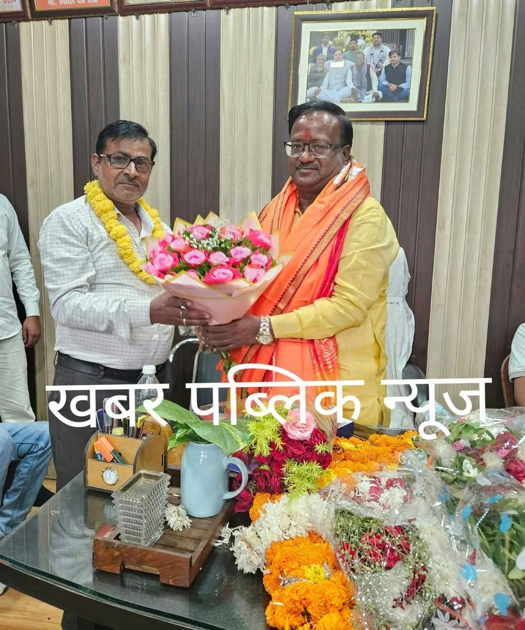 जगदीशपुर में भाजपा के नवनियुक्त प्रदेश कोषाध्यक्ष सुरेश यज्ञ सैनी का प्रथम आगमन पर भव्य स्वागत
**अमेठी।** भारतीय जनता पार्टी पिछड़ा वर्ग मोर्चा के नवनियुक्त प्रदेश कोषाध्यक्ष सुरेश यज्ञ सैनी को नई जिम्मेदारी मिलने पर जगदीशपुर में भाजपा कार्यकर्ताओं और स्थानीय लोगों ने भव्य स्वागत एवं अभिनंदन किया। इस दौरान कार्यकर्ताओं ने उन्हें बधाई देते हुए संगठन को और मजबूत बनाने की उम्मीद जताई।
**वर्जन – सुरेश यज्ञ सैनी:** प्रदेश कोषाध्यक्ष बनाए जाने पर उन्होंने पार्टी के शीर्ष नेतृत्व के प्रति आभार व्यक्त करते हुए कहा कि संगठन ने उन पर जो विश्वास जताया है, उस पर खरा उतरने का पूरा प्रयास करेंगे। पिछड़ा वर्ग के लोगों को पार्टी से जोड़ने, उनकी समस्याओं को उठाने और संगठन को मजबूत बनाने के लिए पूरी निष्ठा से कार्य करेंगे। *(वर्जन का यह प्रारूप है, प्रकाशन से पहले उनके वास्तविक बयान से मिलान कर लें।)*
स्वागत समारोह में भाजपा मंडल महामंत्री अचल तिवारी, पं. कृष्ण मोहन शर्मा, शक्ति केंद्र संयोजक सहित अनेक भाजपा कार्यकर्ता और स्थानीय नागरिक मौजूद रहे। कार्यकर्ताओं ने विश्वास जताया कि सुरेश यज्ञ सैनी के नेतृत्व में पिछड़ा वर्ग मोर्चा को नई मजबूती मिलेगी।
Kishori Lal Sharma BJP Uttar Pradesh एलटी न्यूज़ ट्वेंटी फोर Amethi Mobile News