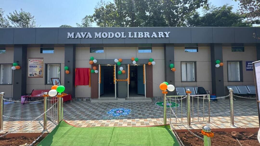 कभी नक्सल प्रभावित रहें कोयलीबेड़ा में शिक्षा की नई अलख, मावा मोदोल लाइब्रेरी से युवाओं को मिलेगी सफलता की नई उड़ान!
जिला कलेक्टर श्री कुन्दन कुमार के निर्देशन में कोयलीबेड़ा में निःशुल्क मावा मोदोल लाइब्रेरी का शुभारंभ किया गया। सांसद श्री भोजराज नाग एवं विधायक श्री विक्रम देव उसेंडी की उपस्थिति में शुरू हुई इस पहल से दूरस्थ अंचल के युवाओं को प्रतियोगी परीक्षाओं की तैयारी के लिए स्थानीय स्तर पर बेहतर सुविधाएं मिलेंगी।
📖 लाइब्रेरी की खासियतें
✅ एक समय में 75 विद्यार्थियों के अध्ययन की सुविधा
✅ सुबह 9 से शाम 7 बजे तक पांच पालियों में संचालन
✅ CGPSC, बैंकिंग, पुलिस, शिक्षक एवं अन्य प्रतियोगी परीक्षाओं की पुस्तकों की उपलब्धता
✅ निःशुल्क अध्ययन सुविधा
अब संसाधनों की कमी नहीं बनेगी सफलता की राह में बाधा। शिक्षा के माध्यम से दूरस्थ अंचल के युवाओं के सपनों को साकार करने की दिशा में जिला प्रशासन की महत्वपूर्ण पहल।