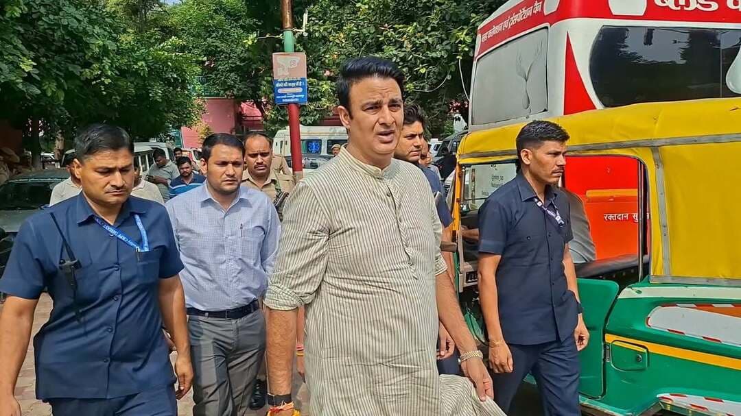 देवबंद में हादसे की जानकारी मिलते ही जिला अस्पताल पहुंचे पूर्व बीजेपी विधायक संगीत सोम और पूर्व सांसद राघव लखनपाल शर्मा
#सहारनपुर #BreakingNews #UPPolice