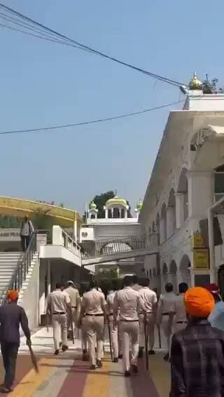 बांग्ला साहिब गुरुद्वारे के अंदर पुलिस नहीं भेजना चाहिए था,
सरकार ने ये सही नहीं किया।🥺