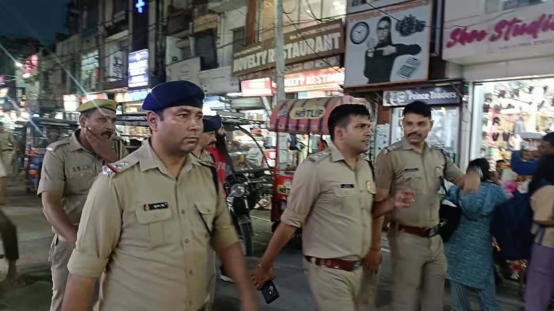 आगामी त्योहारों दशहरा, धनतेरस एवं दीपावली के दृष्टिगत जनपद में शांति एवं कानून व्यवस्था बनाए रखने तथा आमजन में सुरक्षा की भावना सुदृढ़ करने हेतु कोतवाली रुद्रपुर पुलिस द्वारा रुद्रपुर मुख्य बाजार, बाटा चौक, डीडी चौक, भगत सिंह चौक एवं रोडवेज क्षेत्र में भारी पुलिस बल के साथ फ्लैग मार्च/पैदल गश्त की गई। इस दौरान आमजन एवं व्यापारियों को सुरक्षा का भरोसा दिलाते हुए त्योहारों को शांतिपूर्ण एवं सौहार्दपूर्ण वातावरण में मनाने की अपील की गई।
Udham Singh Nagar Police Uttarakhand RUDRAPUR CITY Rudrapur online