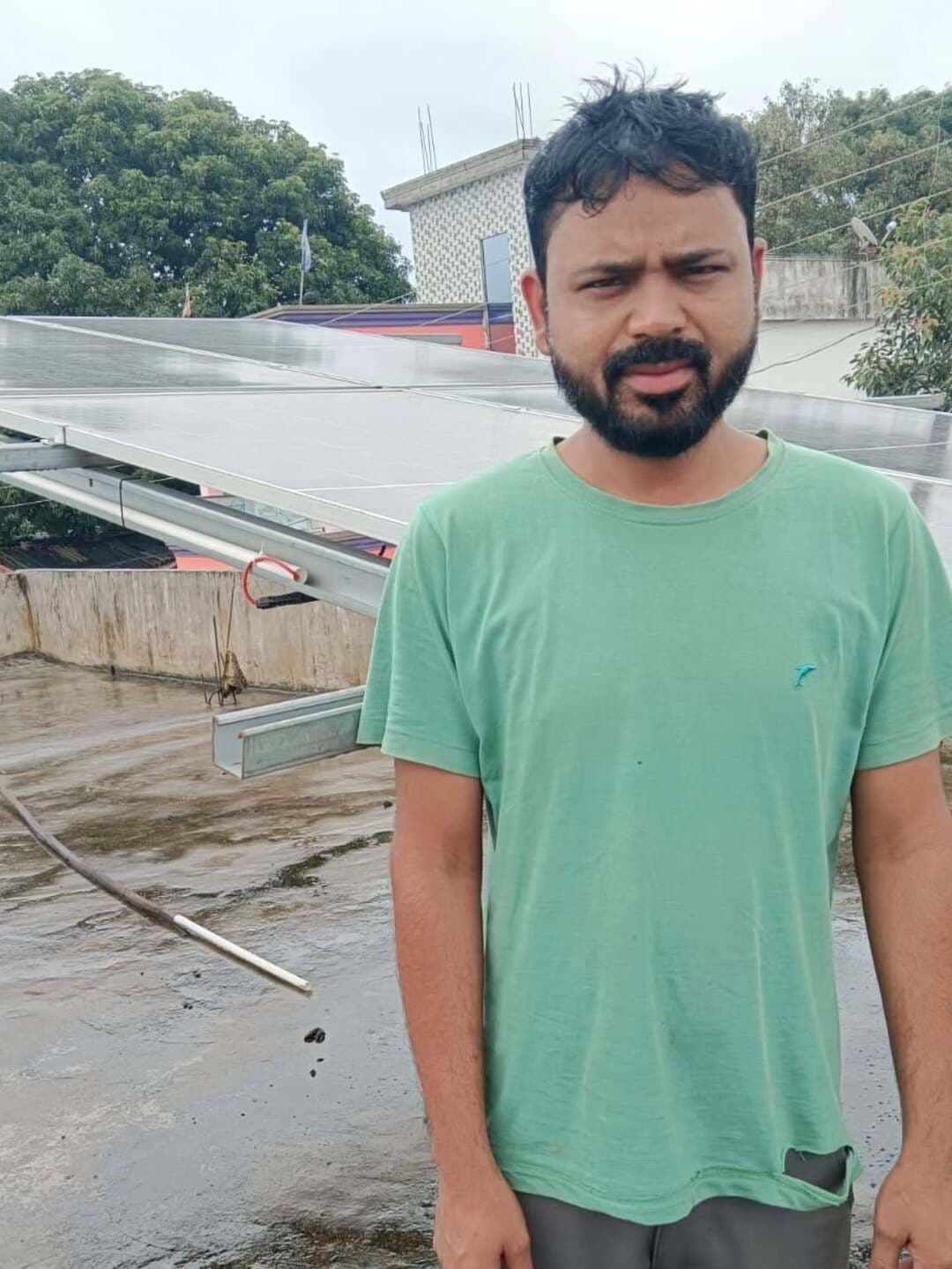 सेवा संकल्प अभियान के अंतर्गत ग्राम साल्हेवारा निवासी श्री जलतारे धरमगढ़े ने केंद्र सरकार की महत्वाकांक्षी ‘पीएम सूर्य घर मुफ्त बिजली योजना’ का लाभ लेकर सौर ऊर्जा के उपयोग की मिसाल पेश की है। उन्होंने अपने घर की छत पर 2 किलोवाट क्षमता का रूफटॉप सोलर प्लांट स्थापित कराया है। इसके बाद मई 2026 से उनका घरेलू बिजली बिल लगातार शून्य आ रहा है। सौर ऊर्जा के उपयोग से उन्हें बिजली खर्च में राहत मिल रही है और वे अतिरिक्त बिजली का उत्पादन कर ऊर्जा आत्मनिर्भरता की दिशा में योगदान दे रहे हैं।
<nis:link nis:type=tag nis:id=सेवा_संकल्प_अभियान nis:value=सेवा_संकल्प_अभियान nis:enabled=true nis:link/> <nis:link nis:type=tag nis:id=sevasankalpabhiyan nis:value=SevaSankalpAbhiyan nis:enabled=true nis:link/> <nis:link nis:type=tag nis:id=sevasankalp nis:value=SevaSankalp nis:enabled=true nis:link/> <nis:link nis:type=tag nis:id=janseva nis:value=JanSeva nis:enabled=true nis:link/> <nis:link nis:type=tag nis:id=janbhagidari nis:value=JanBhagidari nis:enabled=true nis:link/> ViksitChhattisgarh SevaSeVikas
CGkeAshirwadkaDiya
sevasankalpabhiyan
modiat25