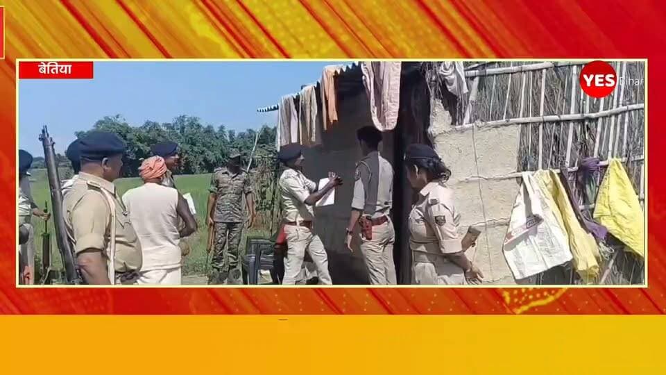 Bihar news : पुलिस से उलझने के मामले में फरार अभियुक्तों के घर चस्पा किया गया इश्तिहार। पुलिस के साथ दुर्व्यवहार करने,घर से देशी कट्टा बरामद और मवेशी तस्करी के मामले में फरार चल रहे दो अभियुक्तों के खिलाफ पुरूषोत्तमपुर पुलिस ने कार्रवाई तेज कर दी है। न्यायालय के आदेश पर पुलिस ने फरार अभियुक्त भेड़िहारी निवासी शेख जहांगीर और शेख शमसेर के घर पर इश्तिहार चस्पा किया। थानाध्यक्ष कमलेश भगत ने बताया कि पुलिस ने अभियुक्तों को निर्धारित समय के भीतर न्यायालय या पुलिस के समक्ष उपस्थित होने को कहा है। थानाध्यक्ष ने बताया कि थाना कांड संख्या 87/26 में फरार चल रहे उपरोक्त दोनों अभियुक्तों की गिरफ्तारी के लिए लगातार छापेमारी की जा रही है। इसके बावजूद अभियुक्तों के पकड़ में नहीं आने पर न्यायालय के निर्देशानुसार इश्तिहार चस्पा करने की कार्रवाई की गयी है। थानाध्यक्ष ने स्पष्ट किया कि यदि अभियुक्त निर्धारित समय में उपस्थित नहीं होते हैं, तो उनके विरुद्ध नियमानुसार आगे की कानूनी कार्रवाई की जाएगी। पुलिस फरार अभियुक्तों की गिरफ्तारी के लिए प्रयासरत है।#PoliceAction #PurushottampurPolice #BiharPolice #WestChamparan #BreakingNews #CrimeNews #AbscondingAccused #PoliceInvestigation #CourtOrder #WarrantAction #IllegalArms #DesiKatta #CattleSmuggling #LawAndOrder #BettiahNews #BiharNews #LatestNews #HindiNews #LocalNews #CrimeUpdate
