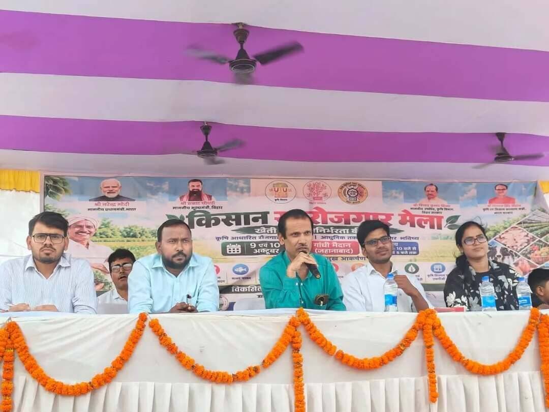 🌾✨ किसान स्वरोजगार मेले का उत्साहपूर्ण समापन; आत्मनिर्भरता और समृद्धि की ओर बढ़ते कदम!
📍 गांधी मैदान, जहानाबाद में जिला पदाधिकारी श्रीमती छिरिङ वाई भूटिया के मार्गदर्शन में आयोजित दो दिवसीय किसान स्वरोजगार मेले का सफल समापन।
🔸 आधुनिक कृषि एवं स्वरोजगार – कृषि, पशुपालन, मत्स्य पालन, उद्यान, मशरूम उत्पादन सहित विभिन्न योजनाओं एवं तकनीकों की जानकारी।
🌱 अनुभवों का आदान-प्रदान – प्रगतिशील किसानों ने साझा की सफलता की प्रेरक कहानियाँ एवं नवाचार।
🏆 कृषकों का सम्मान – कृषि क्विज प्रतियोगिता के विजेताओं एवं उत्कृष्ट स्टॉल लगाने वाले किसानों को प्रशस्ति पत्र एवं मोमेंटो देकर सम्मानित किया गया।
🎁 बीज वितरण – किसानों के बीच टमाटर, मिर्च, मेथी एवं मसालों के बीज वितरित किए गए।
🌿 सशक्त किसान, समृद्ध जहानाबाद!
#किसानस्वरोजगारमेला #जहानाबाद #किसानसम्मान #आत्मनिर्भरकिसान #विकसितभारत_समृद्धबिहार_आदर्शजहानाबाद