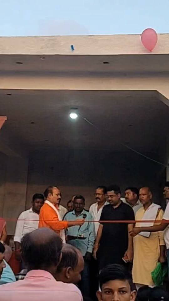 बेलौंजा गांव में नवनिर्मित कला मंच का हुआ उद्घाटन
रोहतास जिले के नौहट्टा प्रखंड अंतर्गत दारानगर पंचायत के बेलौंजा गांव में शनिवार को नवनिर्मित कला मंच का उद्घाटन किया गया। पंचायत समिति सदस्य अमिता कुमारी, समाजसेवी बसंत कुमार, पूर्व प्रमुख रमेंद्र राम, विधायक प्रतिनिधि मिथिलेश राम सहित अन्य गणमान्य लोगों ने फीता काटकर मंच का उद्घाटन किया।
इस अवसर पर स्थानीय नवयुवक संघ पूजा कमेटी, बेलौंजा की ओर से अतिथियों को फूलमाला और अंगवस्त्र देकर सम्मानित किया गया। कार्यक्रम में सैकड़ों ग्रामीण शामिल हुए।
🎥 पूरी खबर के लिए जुड़े रहें — अपना रोहतास न्यूज के साथ।
#बेलौंजा #नौहट्टा #दारानगरपंचायत #रोहतास #कला_मंच #उद्घाटन_समारोह #स्थानीय_समाचार #अपना_रोहतास #ApnaRohtas #RohtasNews #BiharNews