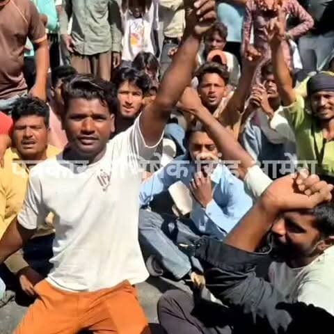विनायक चौराहे पर सड़क हादसे के बाद बवाल, स्पीड ब्रेकर की मांग को लेकर सड़क पर बैठे लोग, #newsupdate #breakingnews #ajmercity #ajmer #vairalpost