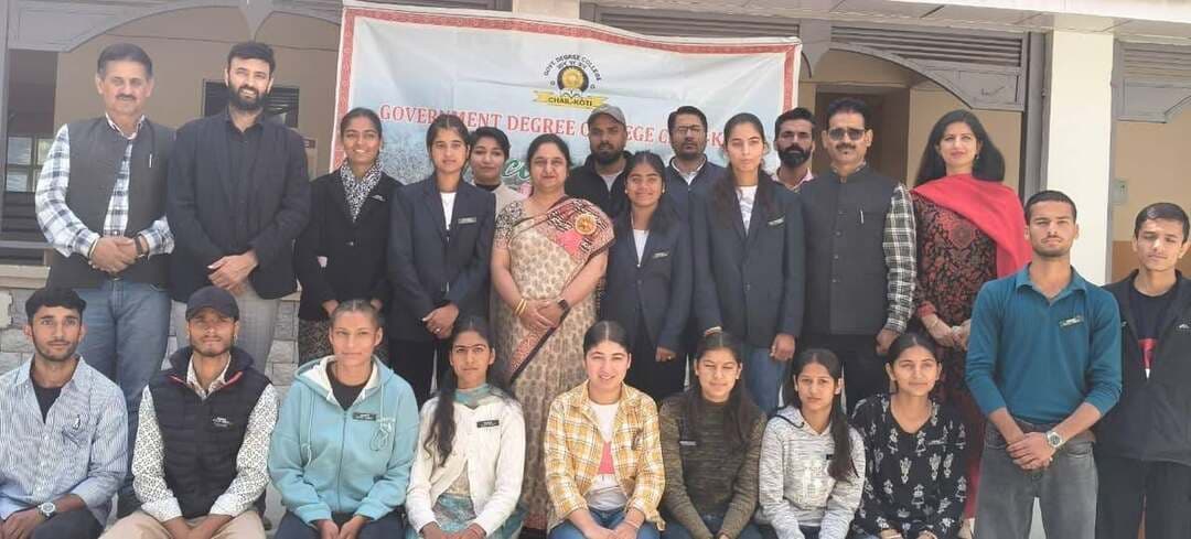 चायल-कोटी महाविद्यालय में रुचिका बनीं केंद्रीय छात्र संघ अध्यक्ष।
शिमला, चायल-कोटी महाविद्यालय में शनिवार को सत्र 2026-27 के लिए केंद्रीय छात्र संघ (CSCA) का शपथ ग्रहण समारोह आयोजित किया गया। इसमें रुचिका (बीए तृतीय वर्ष) को अध्यक्ष, अंशिका (बीकॉम तृतीय वर्ष) को उपाध्यक्ष, नीतिका (बीए द्वितीय वर्ष) को सचिव और पीयूष ठाकुर (बीकॉम प्रथम वर्ष) को उप-सचिव पद की शपथ दिलाई गई।
महाविद्यालय की प्राचार्या डॉ. दीपशिखा भारद्वाज ने नवनिर्वाचित कार्यकारिणी को शपथ दिलाई। इस दौरान अकादमिक, सांस्कृतिक, एनएसएस, खेल, रोवर्स एंड रेंजर्स, सब्जेक्ट सोसायटी और संपादक सहित विभिन्न पदों के सदस्यों ने भी शपथ ग्रहण की।
प्राचार्या डॉ. भारद्वाज ने कहा कि केंद्रीय छात्र संघ महाविद्यालय प्रशासन और विद्यार्थियों के बीच महत्वपूर्ण कड़ी का कार्य करता है। उन्होंने विश्वास जताया कि विद्यार्थियों को मिली नई जिम्मेदारियां उनके शैक्षणिक और सर्वांगीण विकास में सहायक सिद्ध होंगी।