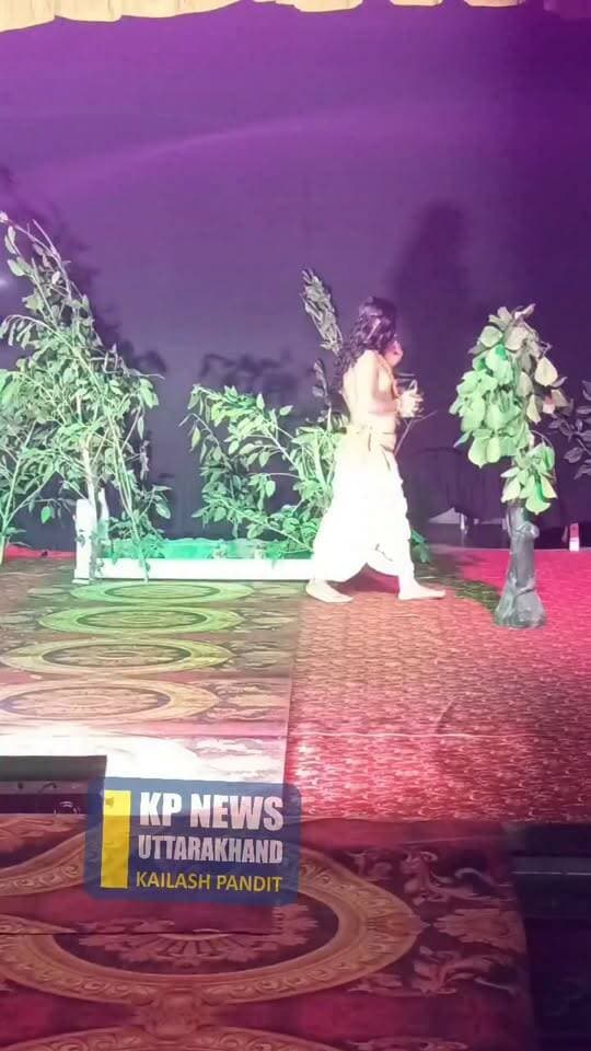 किच्छा में दूसरे दिन रामलीला मंचन श्रवण कुमार(नवल शर्मा) तूफान के बीच अपने अंधे माता-पिता के लिए जल लेने पहुंचे तालाब पर