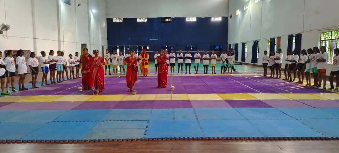 समाहरणालय, मधेपुरा
जिला जनसंपर्क कार्यालय
*प्रेस विज्ञप्ति*
दिनांक: 10 अक्टूबर 2026
*शिक्षित, सुरक्षित एवं आत्मनिर्भर बालिकाएँ ही सशक्त समाज की आधारशिला*
*अंतरराष्ट्रीय बालिका दिवस पर मधेपुरा में प्रतियोगिताओं एवं 100 वृक्षारोपण के माध्यम से बालिका सशक्तीकरण का संदेश*
मधेपुरा। महिला एवं बाल विकास निगम, बिहार तथा जिलाधिकारी श्री अभिषेक रंजन के निदेशानुसार अंतरराष्ट्रीय बालिका दिवस के अवसर पर जिले में बालिकाओं की प्रतिभा, आत्मविश्वास, अधिकारों एवं सशक्तीकरण को प्रोत्साहित करने के उद्देश्य से विभिन्न कार्यक्रम आयोजित किए गए। एस.एन.पी.एम. प्लस टू विद्यालय में वाद-विवाद, केशव कन्या उच्च माध्यमिक विद्यालय में निबंध, मध्य विद्यालय भराही बाजार में पेंटिंग तथा इंडोर स्टेडियम, मधेपुरा में खेलकूद प्रतियोगिता आयोजित की गई। साथ ही, प्रखंड एवं जिला स्तर पर विभिन्न स्थानों पर 100 पौधे लगाए गए, जिससे पर्यावरण संरक्षण का संदेश भी दिया गया।
कार्यक्रम का उद्घाटन जिला विधिक सेवा प्राधिकार, मधेपुरा की सचिव श्रीमती पूजा कुमारी एवं जिला प्रोग्राम पदाधिकारी-सह-नोडल पदाधिकारी श्रीमती सीमा कुमारी ने संयुक्त रूप से दीप प्रज्वलित कर किया। रंगकर्मी श्री विकास कुमार के नेतृत्व में सृजन दर्पण की टीम ने स्वागत नृत्य प्रस्तुत कर कार्यक्रम को आकर्षक बनाया।
जिला विधिक सेवा प्राधिकार की सचिव श्रीमती पूजा कुमारी ने कहा कि संविधान सभी नागरिकों को समानता एवं समान अधिकार प्रदान करता है। बालिकाओं को भी शिक्षा, सुरक्षा, विकास एवं न्याय का समान अधिकार है। बाल विवाह, बाल श्रम, लैंगिक भेदभाव एवं शिक्षा से वंचित होना बालिकाओं के विकास में प्रमुख बाधाएँ हैं। इनके उन्मूलन के लिए कानूनों के प्रति जागरूकता और सामाजिक सहभागिता आवश्यक है।
जिला प्रोग्राम पदाधिकारी-सह-नोडल पदाधिकारी श्रीमती सीमा कुमारी ने कहा कि शिक्षित, स्वस्थ, सुरक्षित एवं आत्मनिर्भर बालिका ही परिवार, समाज और राष्ट्र के उज्ज्वल भविष्य की आधारशिला है। उन्होंने बाल विवाह रोकने, बालिकाओं की शिक्षा को बढ़ावा देने तथा उनके अधिकारों की रक्षा के लिए सामूहिक संकल्प लेने का आह्वान किया।
*निबंध प्रतियोगिता* में वैष्णवी कुमारी ने प्रथम, श्रुति आर्य ने द्वितीय एवं रुचि कुमारी ने तृतीय स्थान प्राप्त किया। पेंटिंग प्रतियोगिता में लक्ष्मी कुमारी प्रथम, अनुराधा कुमारी द्वितीय एवं पूजा कुमारी तृतीय स्थान पर रहीं।
कार्यक्रम में अतिथि के रूप में आमंत्रित जिला सूचना एवं जनसंपर्क पदाधिकारी अनंत कुमार,सहित जिला मिशन समन्वयक इमरान आलम, केंद्र प्रशासक कुमारी शालिनी सहित संबंधित पदाधिकारी, शिक्षक-शिक्षिकाएँ एवं बड़ी संख्या में बालिकाएँ उपस्थित थीं। कार्यक्रम का संचालन शारीरिक शिक्षक अरुण कुमार ने किया।
*जनहित संदेश:* बालिकाओं को शिक्षा, सम्मान, सुरक्षा और समान अवसर देना हम सभी की सामूहिक जिम्मेदारी है। आइए, *बाल विवाह एवं लैंगिक भेदभाव को समाप्त करने तथा प्रत्येक बालिका को अपने सपनों को साकार करने का अवसर देने का संकल्प लें।*
Information & Public Relations Department, Government of Bihar
CMO Bihar
Samrat Choudhary
Narendra Modi