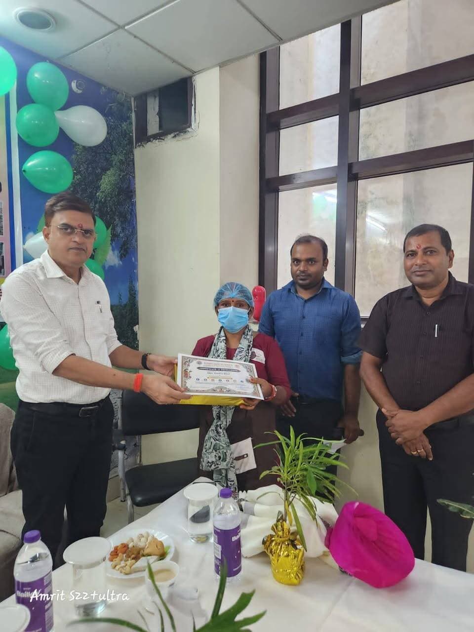 *प्रेस विज्ञप्ति*
समाहरणालय, मधेपुरा
जिला जनसंपर्क कार्यालय
दिनांक : 10 अक्टूबर, 2026
*कोशी जीविका दीदी की रसोई के तीसरे स्थापना दिवस पर समारोह आयोजित*
*महिला सशक्तीकरण एवं आर्थिक आत्मनिर्भरता की दिशा में जीविका दीदियों की पहल सराहनीय*
मधेपुरा, 10 अक्टूबर 2026।
जननायक कर्पूरी ठाकुर चिकित्सा महाविद्यालय एवं अस्पताल (J.N.K.T. मेडिकल कॉलेज), मधेपुरा में संचालित कोशी जीविका दीदी की रसोई (DKR) के तीसरे स्थापना दिवस के अवसर पर समारोह का आयोजन किया गया। कार्यक्रम में उप विकास आयुक्त श्री अरुण कुमार मुख्य अतिथि के रूप में उपस्थित रहे। इस अवसर पर जीविका के जिला परियोजना प्रबंधक श्री नीलकमल चौधरी, अस्पताल अधीक्षक सहित जीविका के अन्य पदाधिकारी एवं कर्मी मौजूद रहे।
समारोह के दौरान कोशी जीविका दीदी की रसोई की तीन वर्षों की उपलब्धियों, कार्यों एवं सेवाओं की समीक्षा करते हुए इसके योगदान पर चर्चा की गई। जीविका दीदियों द्वारा संचालित यह पहल महिलाओं को स्वरोजगार से जोड़ने, उनकी आर्थिक आत्मनिर्भरता को सुदृढ़ करने तथा आजीविका के नए अवसर उपलब्ध कराने की दिशा में महत्वपूर्ण भूमिका निभा रही है।
मुख्य अतिथि उप विकास आयुक्त ने जीविका दीदियों के समर्पण, मेहनत एवं कार्यों की सराहना करते हुए कहा कि ऐसी पहलें महिला सशक्तीकरण को बढ़ावा देने के साथ-साथ महिलाओं को आर्थिक रूप से स्वावलंबी बनाने में सहायक हैं। उन्होंने इस प्रकार के प्रयासों को निरंतर प्रोत्साहित करने तथा सेवाओं की गुणवत्ता बनाए रखने पर बल दिया।
इस अवसर पर जीविका के जिला परियोजना प्रबंधक एवं अस्पताल अधीक्षक ने भी जीविका दीदियों के प्रयासों की प्रशंसा की तथा उन्हें भविष्य में और बेहतर सेवाएँ प्रदान करने के लिए प्रेरित किया।
समारोह के दौरान *उत्कृष्ट योगदान एवं सेवाओं के लिए जीविका दीदियों को प्रशस्ति-पत्र देकर सम्मानित* किया गया। इस पहल का उद्देश्य उनके उत्साह एवं मनोबल को बढ़ाना तथा दीदी की रसोई की सेवाओं को और अधिक गुणवत्तापूर्ण एवं प्रभावी बनाना है।
*जनहित संदेश:* जीविका दीदियों की ऐसी पहलें महिला सशक्तीकरण, स्वरोजगार एवं आर्थिक आत्मनिर्भरता को बढ़ावा देने के साथ समाज में महिलाओं की सक्रिय भागीदारी को सुदृढ़ करती हैं।
Information & Public Relations Department, Government of Bihar
CMO Bihar
Samrat Choudhary
Narendra Modi