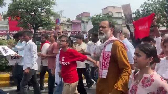 दिल्ली हाट से छात्रों का मार्च || योगेंद्र यादव, प्रशांत भूषण और नेहा बोरा शामिल || जंतर-मंतर पर जाने से पुलिस सबको रोक रही है #JantarMantar #NehaBora #cjp