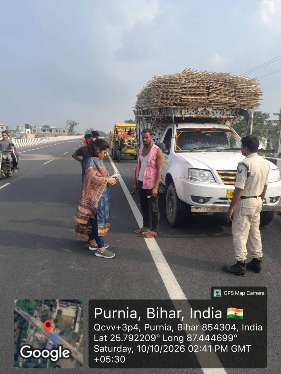 समाहरणालय पूर्णिया,
जनसंपर्क कार्यालय,
प्रेस विज्ञप्ति:-1635,
दिनांक 10 अक्टूबर 2026,
==================
परिवहन विभाग, पूर्णिया का विशेष वाहन जांच अभियान, 10.28 लाख रुपये से अधिक का शमन:-
परिवहन विभाग एवं जिला पदाधिकारी, पूर्णिया श्री अंशुल कुमार भा०प्र०से० के दिशा-निर्देश के आलोक में जिला परिवहन कार्यालय, पूर्णिया द्वारा वाहन नियमों का उल्लंघन करने वालों के विरुद्ध विशेष वाहन जांच अभियान चलाया गया।
दिनांक 09 अक्टूबर 2026 को संचालित इस अभियान के दौरान वाहनों के Permit, Fitness, Road Tax तथा Pressure Horn सहित अन्य आवश्यक मानकों की जांच की गई।
इस दौरान जिला परिवहन कार्यालय, पूर्णिया के पदाधिकारियों द्वारा कार्रवाई करते हुए 10,28,646 रुपये की शमन किया गया।
जिला परिवहन पदाधिकारी, पूर्णिया श्रीमती सोनी कुमारी के नेतृत्व में संचालित इस अभियान के तहत विभिन्न पदाधिकारियों द्वारा वाहनों की जांच की गई तथा नियमों का उल्लंघन करने वाले वाहन चालकों के विरुद्ध नियमानुसार कार्रवाई की गई।
इस अवसर पर वाहन चालकों से निर्धारित नियमों का पालन करने, वाहनों के आवश्यक दस्तावेज अद्यतन रखने तथा यातायात नियमों का अनुपालन सुनिश्चित करने की अपील की गई।
परिवहन विभाग द्वारा स्पष्ट किया गया कि वाहन जांच अभियान आगे भी जारी रहेगा तथा नियमों का उल्लंघन करने वालों के विरुद्ध नियमानुसार कार्रवाई की जाएगी।
#cmsamrat
#samratchoudhary