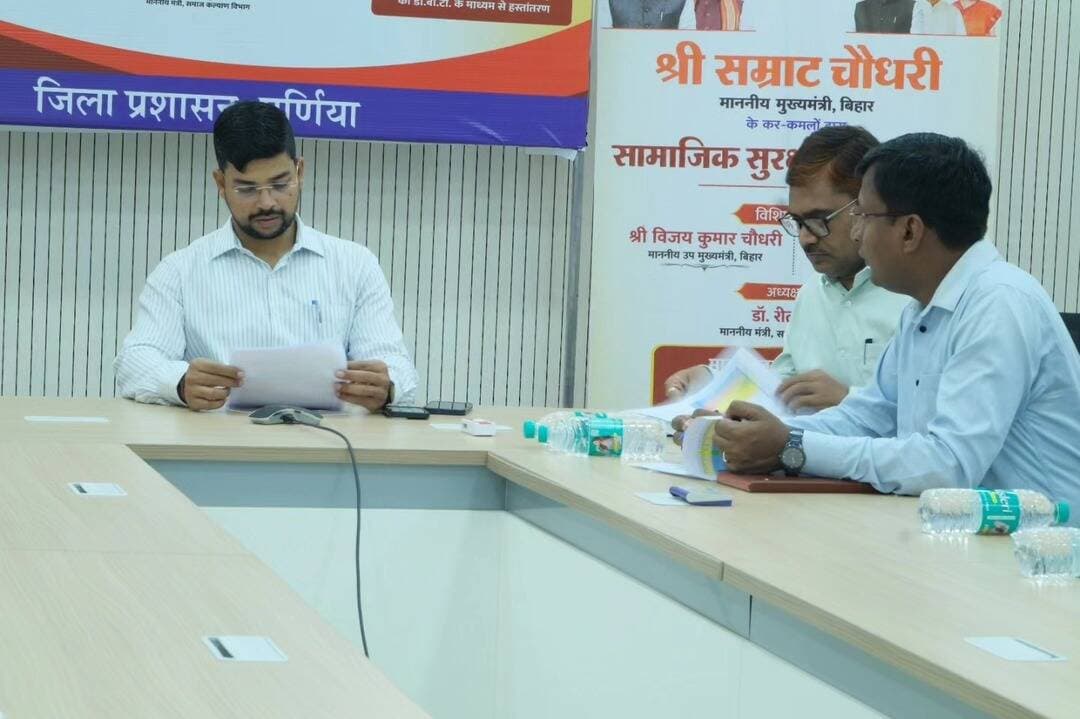 समाहरणालय पूर्णिया,
जनसंपर्क कार्यालय,
प्रेस विज्ञप्ति:1628,
दिनांक 10/10/2026,
==================
माननीय मुख्यमंत्री बिहार श्री सम्राट चौधरी द्वारा *दिनांक:-10.10.2026 को0डी0बी0टी0 लाईव कार्यक्रम के तहत कुल-3,05,809 पेंशनधारियों को माह सितंबर, 2026 का पेंशन भुगतान किया गया है।
यह कार्यक्रम ऑनलाईन बेवकास्टिंग के माध्यम से सभी जिलों में आयोजित किया गया, जिसमें पूर्णिया से श्री अंशुल कुमार (भा०प्र०से०) जिला पदाधिकारी, श्री अमरेश कुमार सहायक निदेशक, जिला सामाजिक सुरक्षा कोषांग, महिला पर्यवेक्षिका एवं सामाजिक सुरक्षा के पेंशनधारिगण कार्यक्रम में उपस्थित थे।
सामाजिक सुरक्षा अंतर्गत संचालित कुल-06 योजनाओं के पेंशनधारियों को डी0बी0टी0 लाइव कार्यक्रम के माध्यम से पूर्णिया जिला अंतर्गत भी पेंशन राशि अंतरण किया गया। जिसकी विवरणी क्रमशः:-
ऽ *मुख्यमंत्री वृद्धजन पेंशन योजना* अंतर्गत कुल-1,50,504 पेंशनधारियों को 1100 रूपये प्रतिमाह की दर से कुल *मो0-17,84,74,100 (सत्रह करोड़ चौरासी लाख चौहत्तर हजार एक सौ)* रूपये *बकाया सहित* भुगतान किया गया।
ऽ *इन्द्रिरा गांधी राष्ट्रीय वृद्धावस्था पेंशन योजना* अंतर्गत कुल-74,896 पेंशनधारियों को 1100 रूपये प्रतिमाह की दर से कुल *मो0-8,25,10,200 (आठ करोड़ पच्चीस लाख दस हजार दो सौ)* रूपये *बकाया सहित* का भुगतान किया गया।
ऽ लक्ष्मीबाई सामाजिक सुरक्षा पेंशन योजना अंतर्गत कुल-28,429 पेंशनधारियों को 1100 रूपये प्रतिमाह की दर से कुल *मो0-3,21,85,600 (तीन करोड़ इक्कीस लाख पचासी हजार छः सौ)* रूपये *बकाया सहित* भुगतान किया गया।
*ऽ इन्दिरा गांधी राष्ट्रीय विधवा पेंशन योजना* अंतर्गत कुल-22,139 पेंशनधारियों को 1100 रूपये प्रतिमाह की दर से कुल *मो0-2,45,47,800 (दो करोड़ पैंतालीस लाख सैंतालीस हजार आठ सौ)* रूपये *बकाया सहित* भुगतान किया गया।
*ऽ इन्दिरा गांधी राष्ट्रीय निःशक्तता पेंशन योजना* अंतर्गत कुल-1293 पेंशनधारियों को 1100 रूपये प्रतिमाह की दर से कुल *मो0-14,25,600 (चौदह लाख पच्चीस हजार छः सौ)* रूपये *बकाया सहित* भुगतान किया गया।
*ऽ बिहार निःशक्तता पेंशन योजना* अंतर्गत कुल-28,548 पेंशनधारियों को 1100 रूपये प्रतिमाह की दर से कुल *मो0-3,19,04,900 (तीन करोड़ उनीस लाख चार हजार नौ सौ)* रूपये *बकाया सहित* भुगतान किया गया।
इस अवसर पर उपस्थित पेंशनधारियों में से *मानो देवी, देवकी देवकी, नरेश राय, भज्जू राय, सियाराम पासवान, मसोमात बिजली देवी* द्वारा माननीय मुख्यमंत्री जी आभार प्रकट किया गया।
#cmsamrat
#samratchodhary