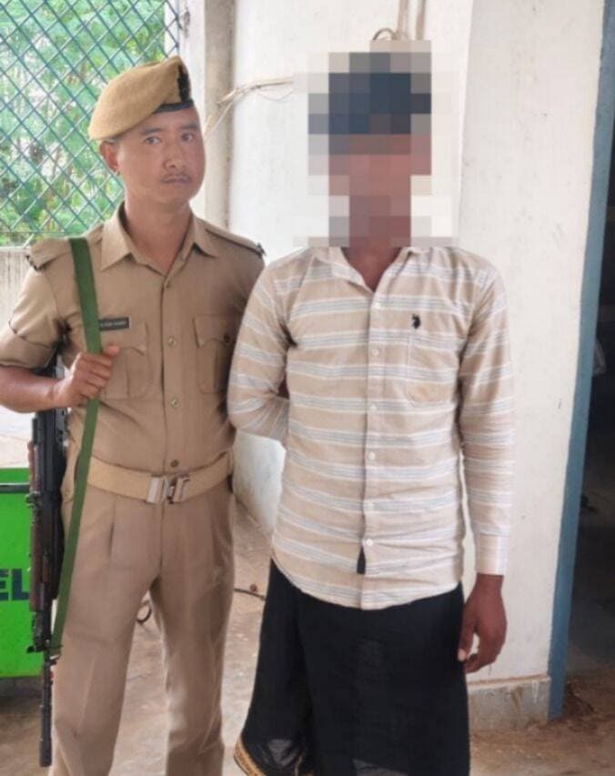 गोलीकांड का आरोपी 24 घंटे में गिरफ्तार
कैमूर जिले के अधौरा थाना क्षेत्र के सिकरी-गड़के रोड पर वकील यादव को गोली मारकर घायल करने के मामले में पुलिस ने त्वरित कार्रवाई की।
एसपी के निर्देश पर गठित टीम ने 24 घंटे के अंदर मुख्य आरोपी मुकुंद साह को गिरफ्तार कर लिया। दूसरा आरोपी फरार है, जिसकी तलाश जारी है।